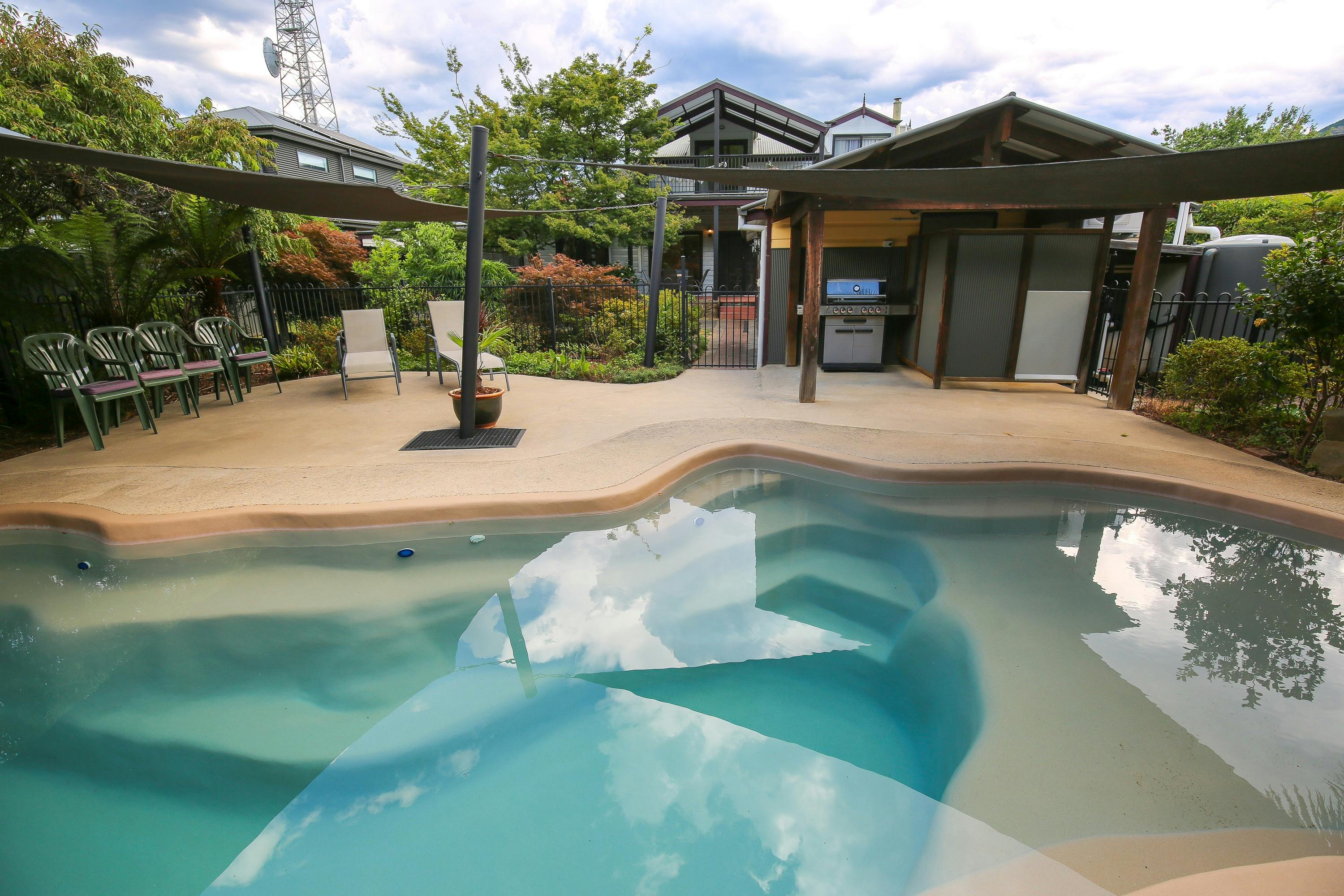 Pool and outdoor entertaining area at Battenberg of Bright
