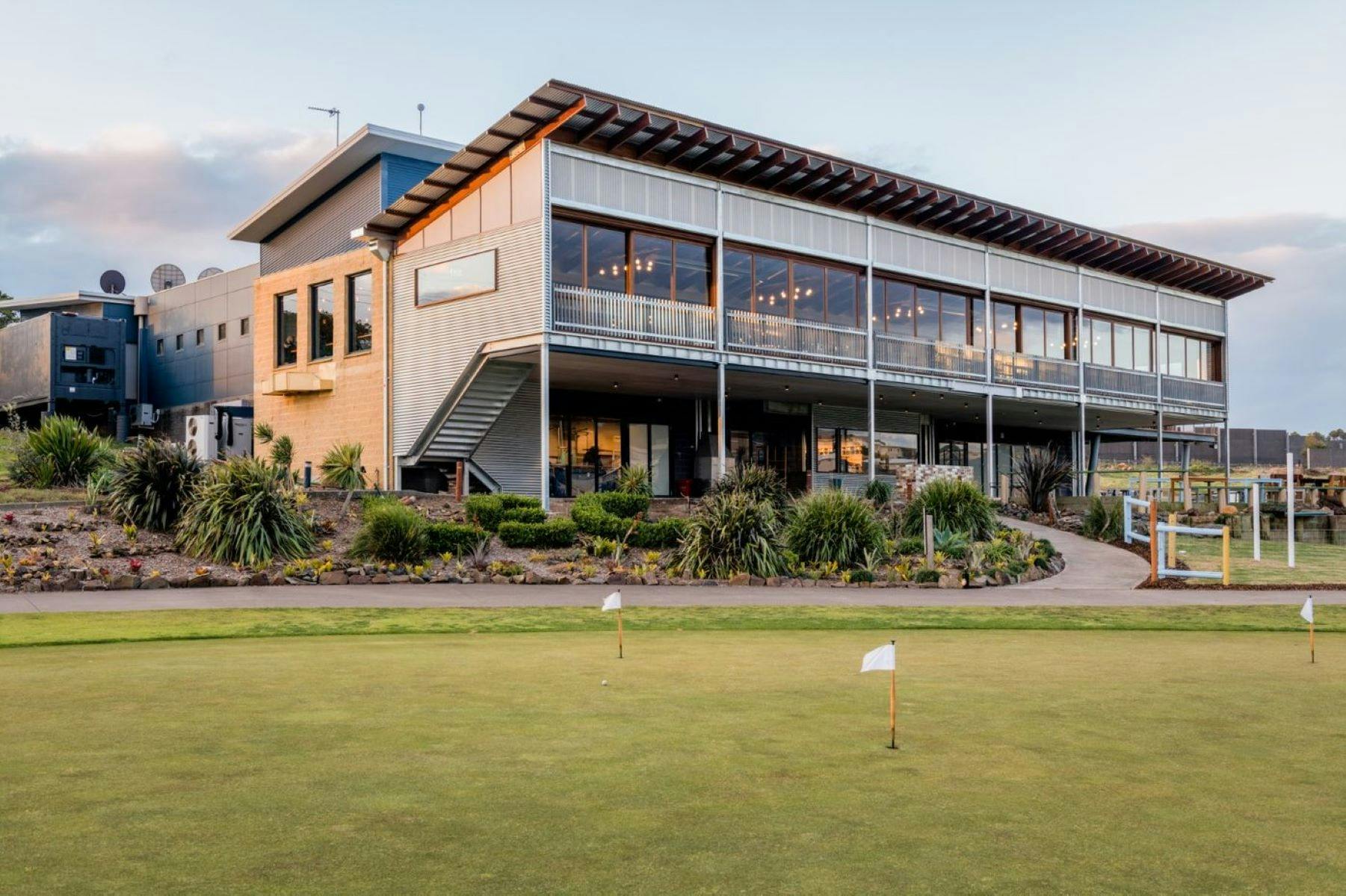 골프 코스가 내려다보이는 Shell Cove의 Tavern