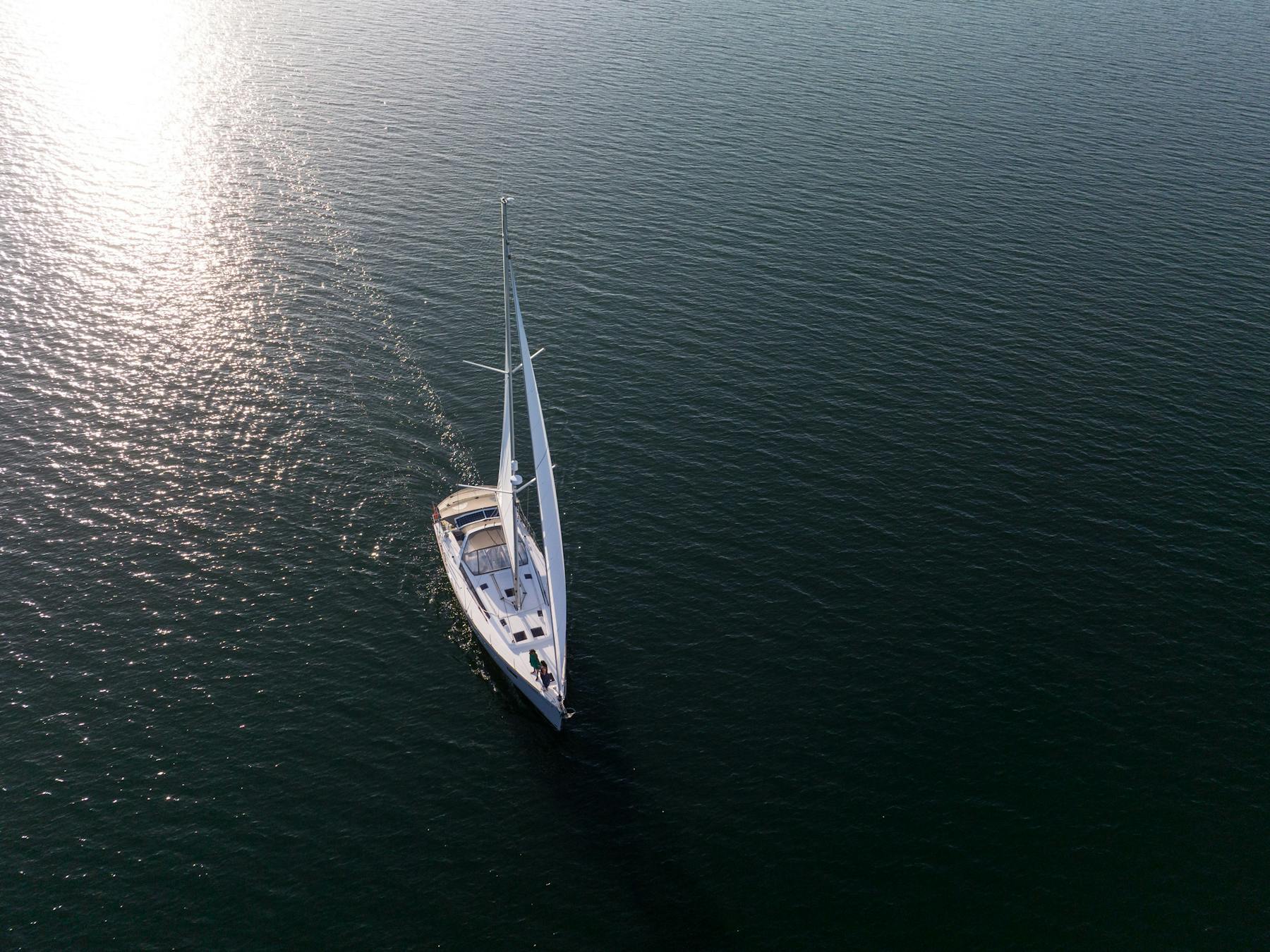 Sail Lake Macquarie under sail on the waters of Lake Macquarie