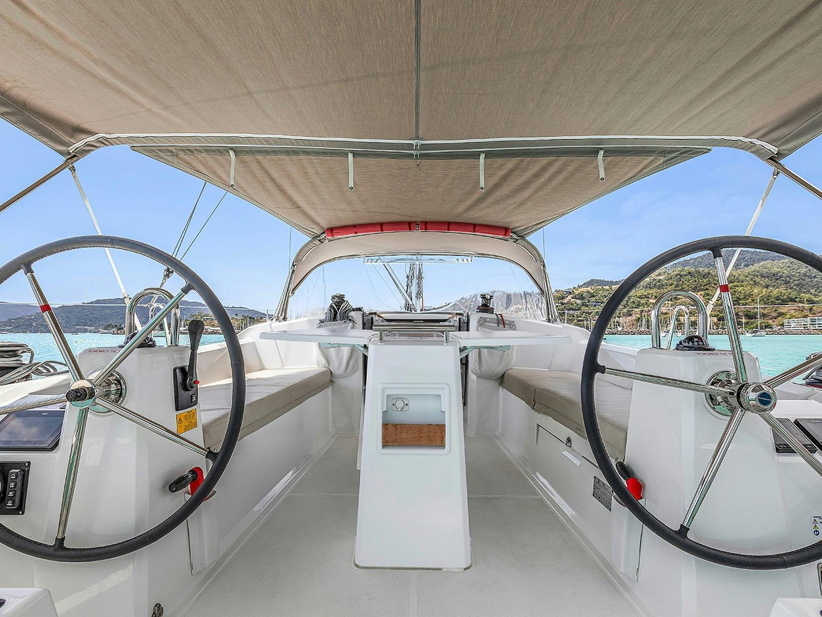 Beneteau 38.1 - Helm and cockpit