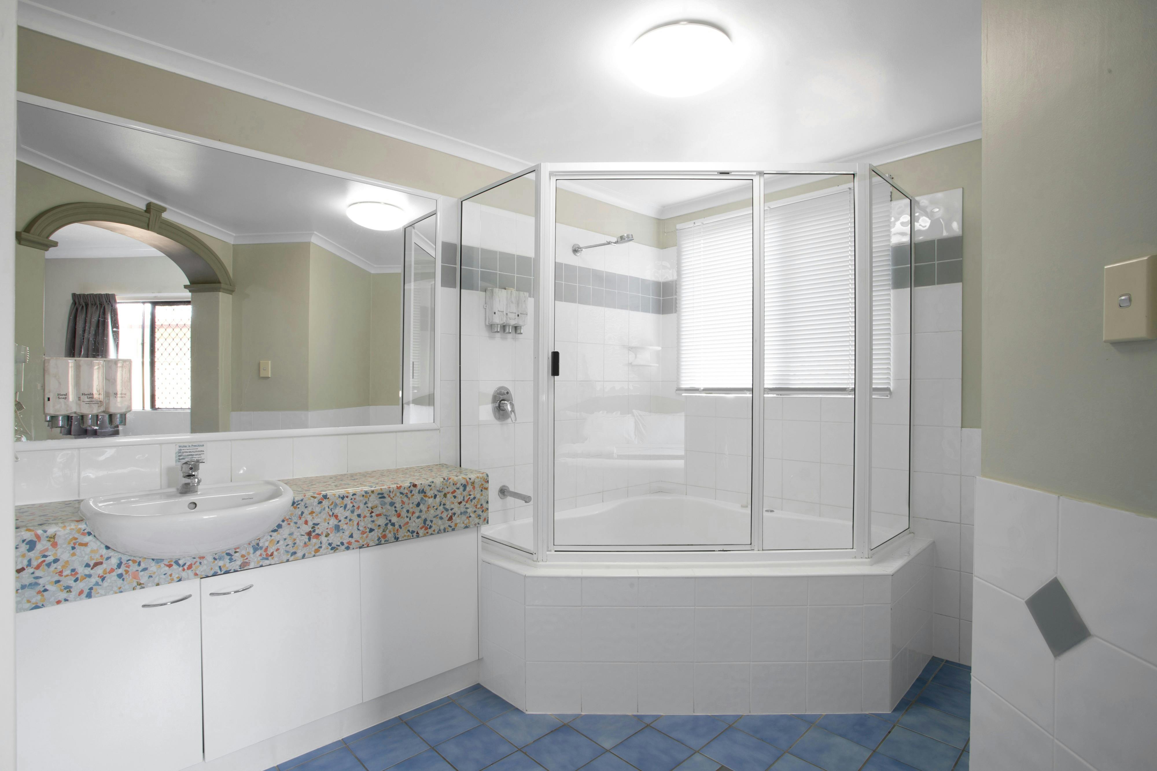 Luxury King Spa Suite with King Bed and 2 person Spa