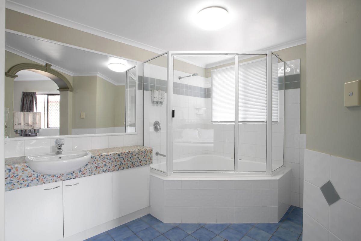 Luxury King Spa Suite with King Bed and 2 person Spa