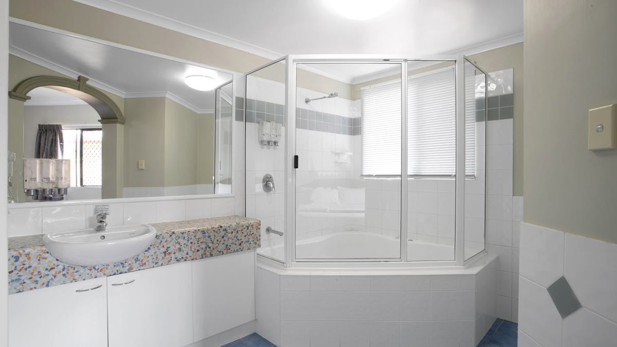 Luxury King Spa Suite with King Bed and 2 person Spa