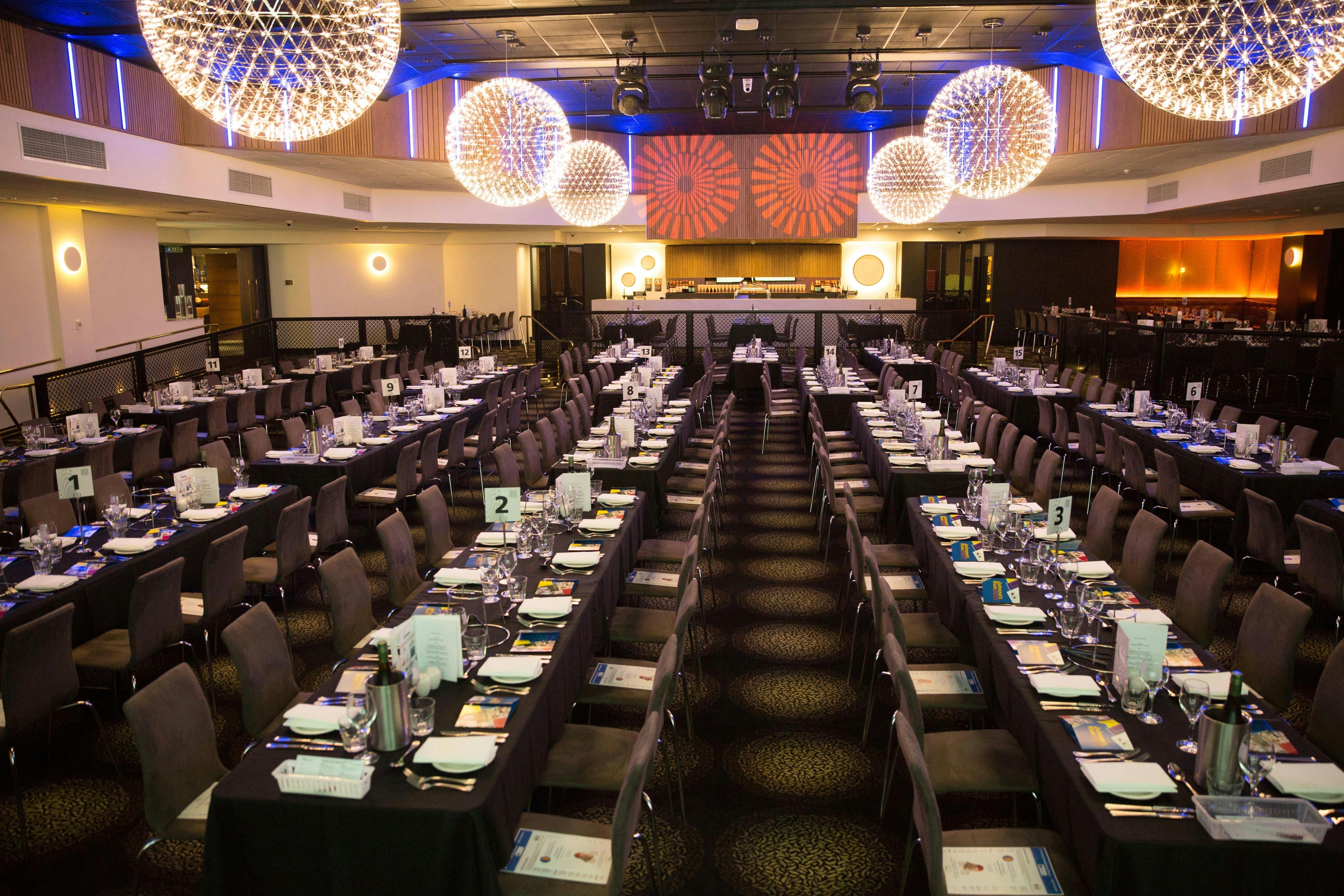 為會議佈置的長桌