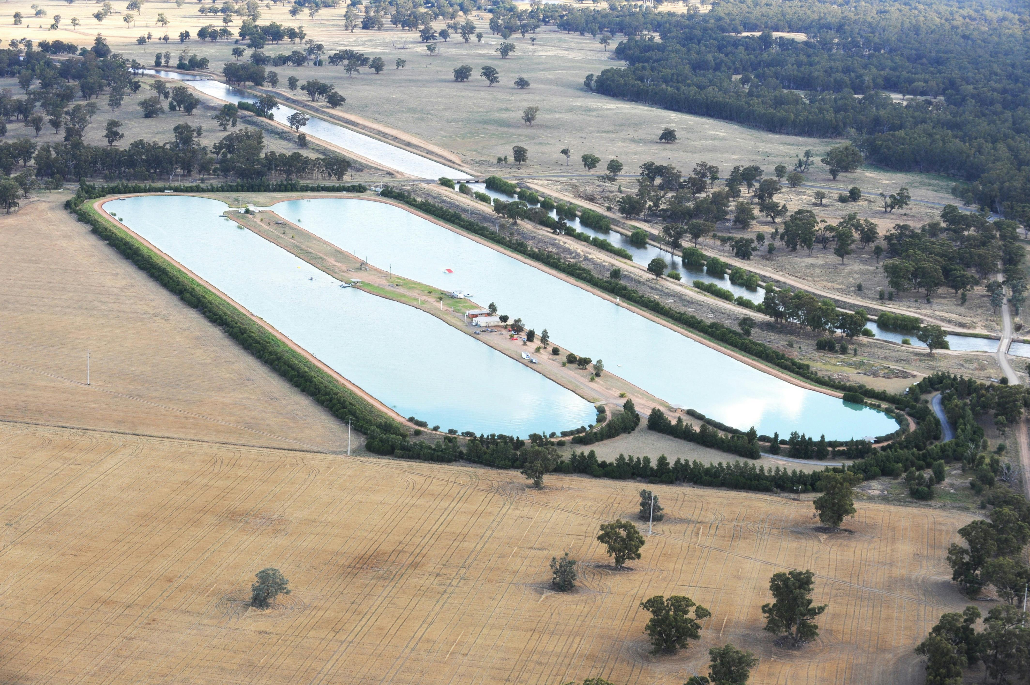 세계적인 수준의 수상 스키 호수. Max Kirwan 스키 파크는 하루 1시간 대여 가능합니다.