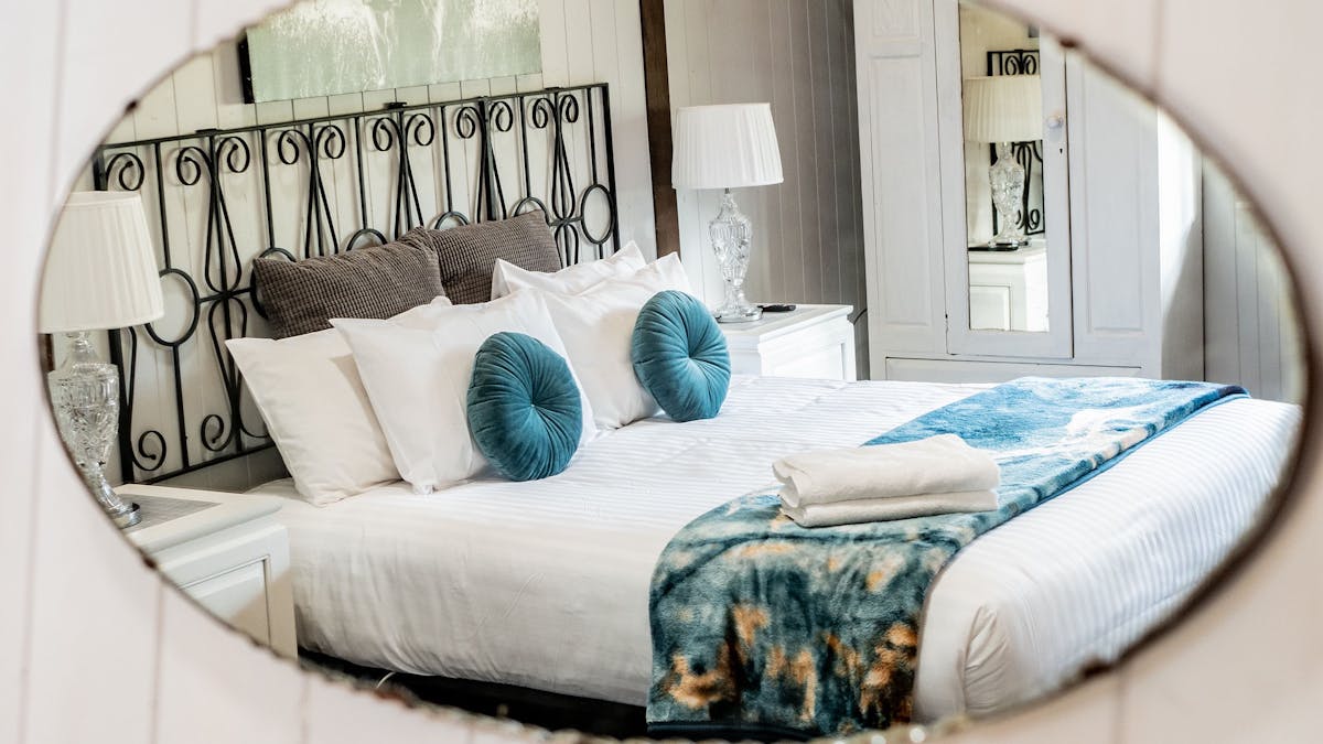 Master king bedroom, Barn