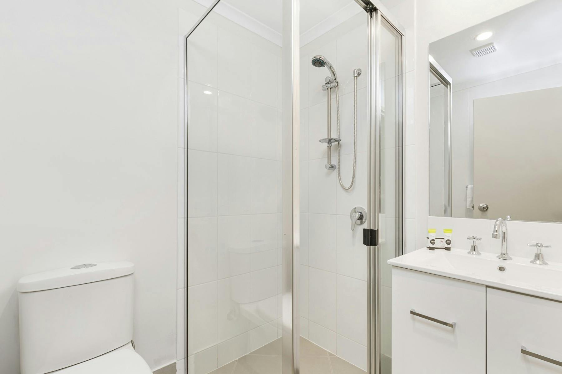 Two Bedroom Hotel Suite: Bathroom