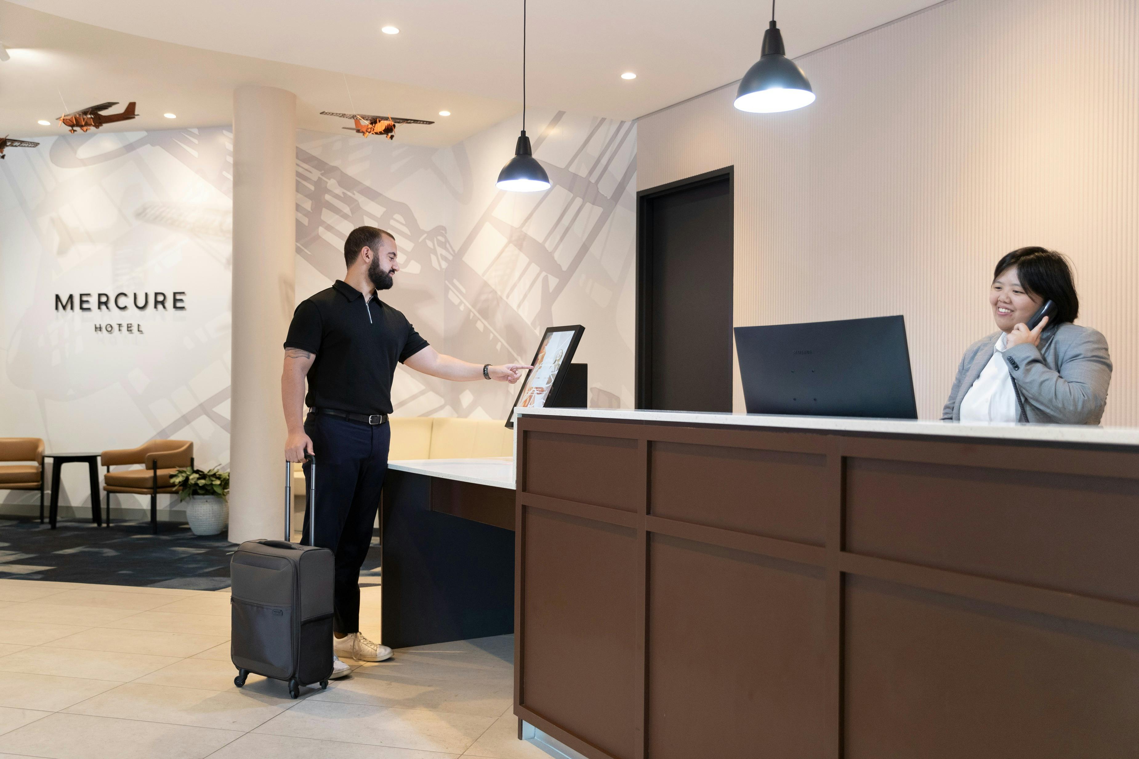 24 hours reception desk