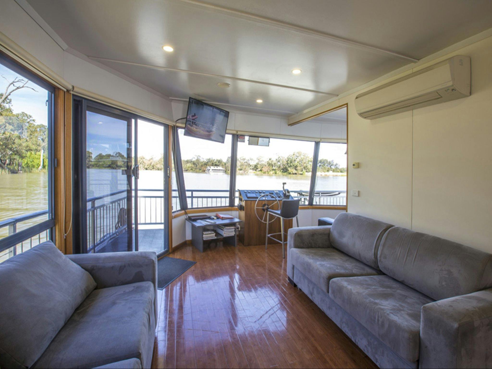 Relax onboard Margaylea