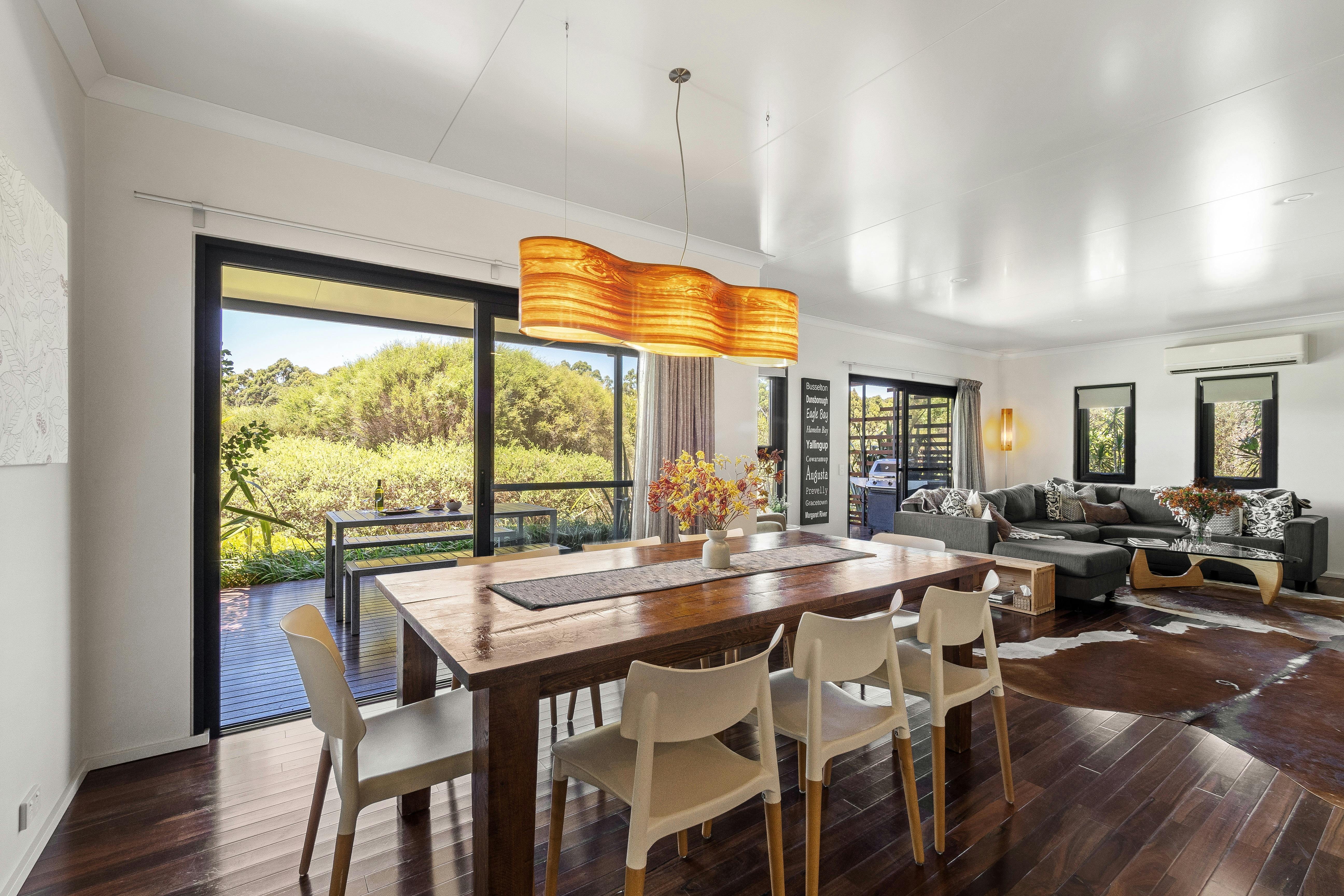 Dining area - 8 Seaters - Reverse-cycle Air-conditioning - Outdoor BBQ Grill