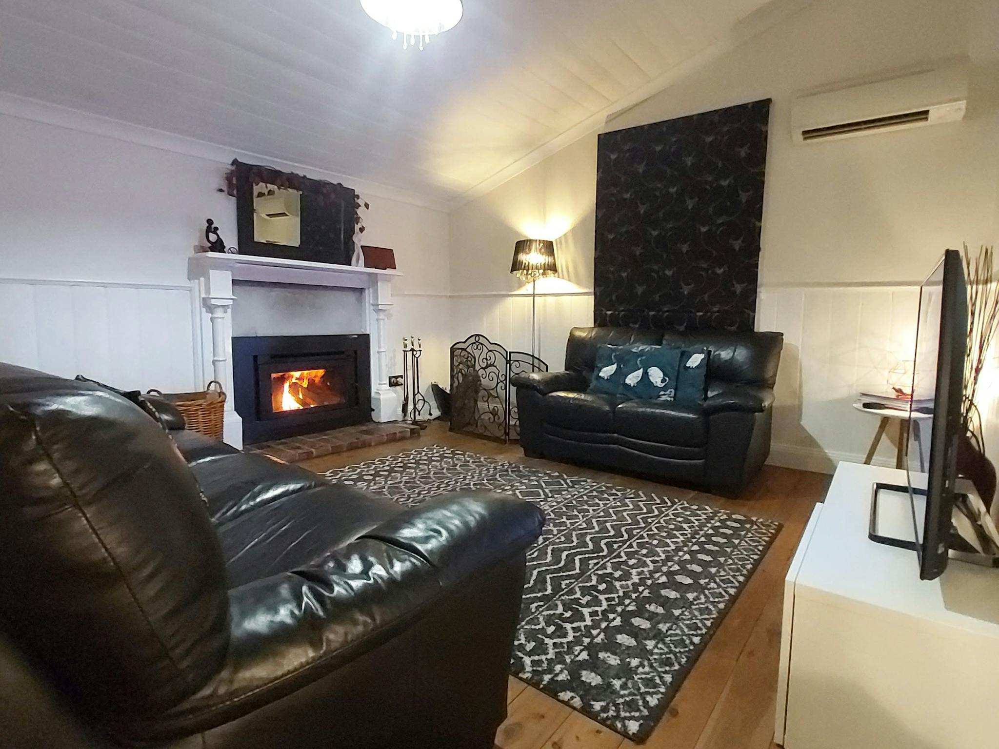 Loungeroom, 2 sofas, logfire