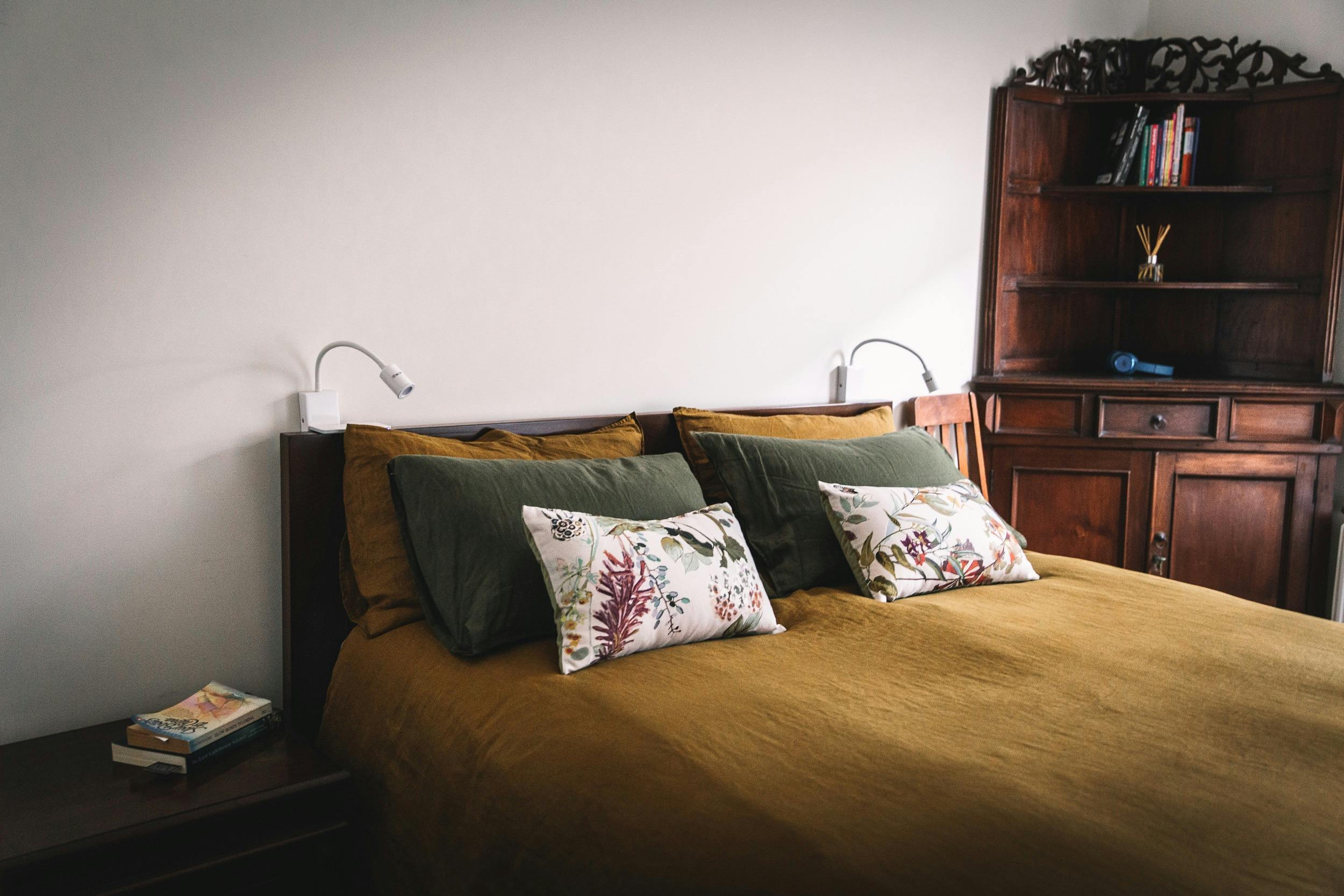 King-size bed in Hampden room