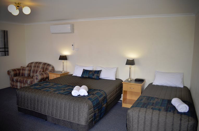 Executive King, Single + Sofa Bed