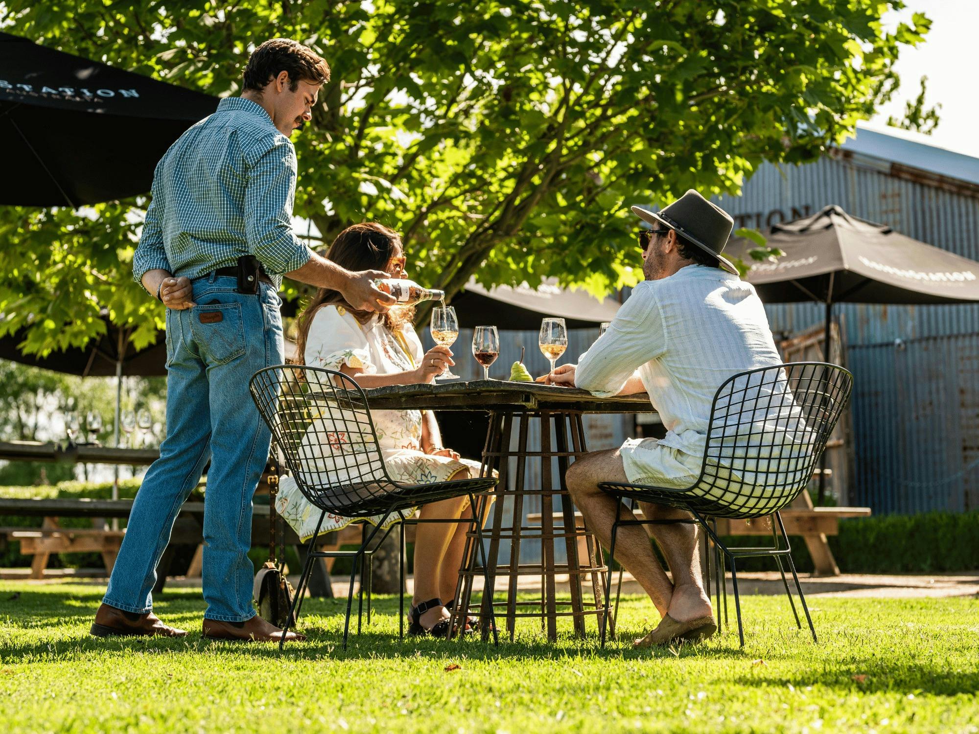 Heifer Station에서 와인 시음을 즐기는 커플