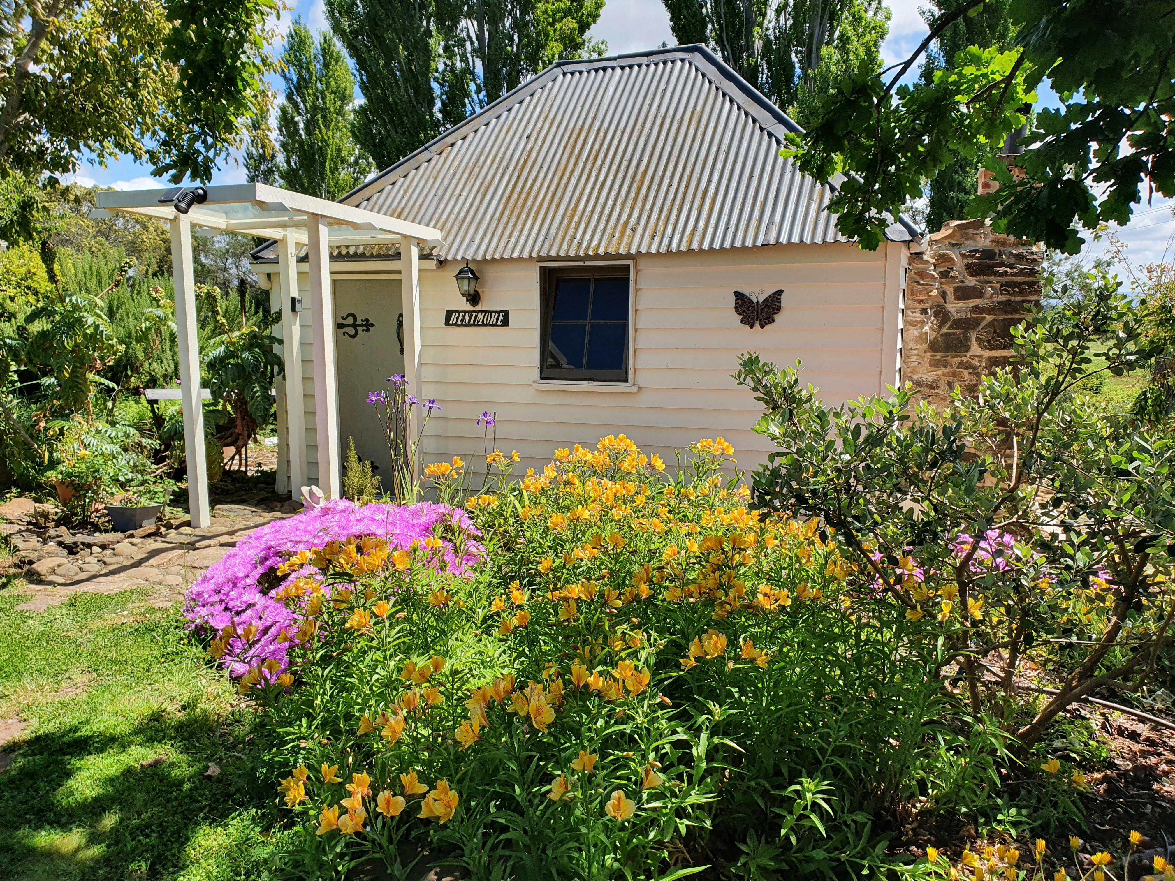 Built 1850 has private balcony bbq and outdoor table chairs