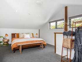 The Barn Door - Loft bedroom