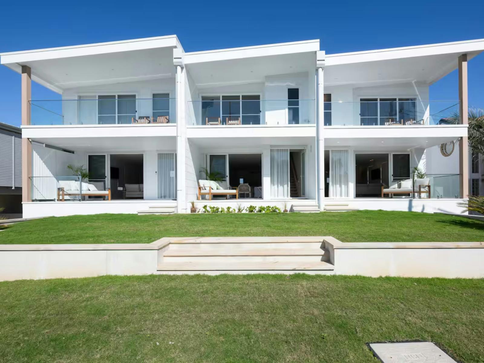 Pure Aqua is a beach house in the middle of two other luxurious beach houses