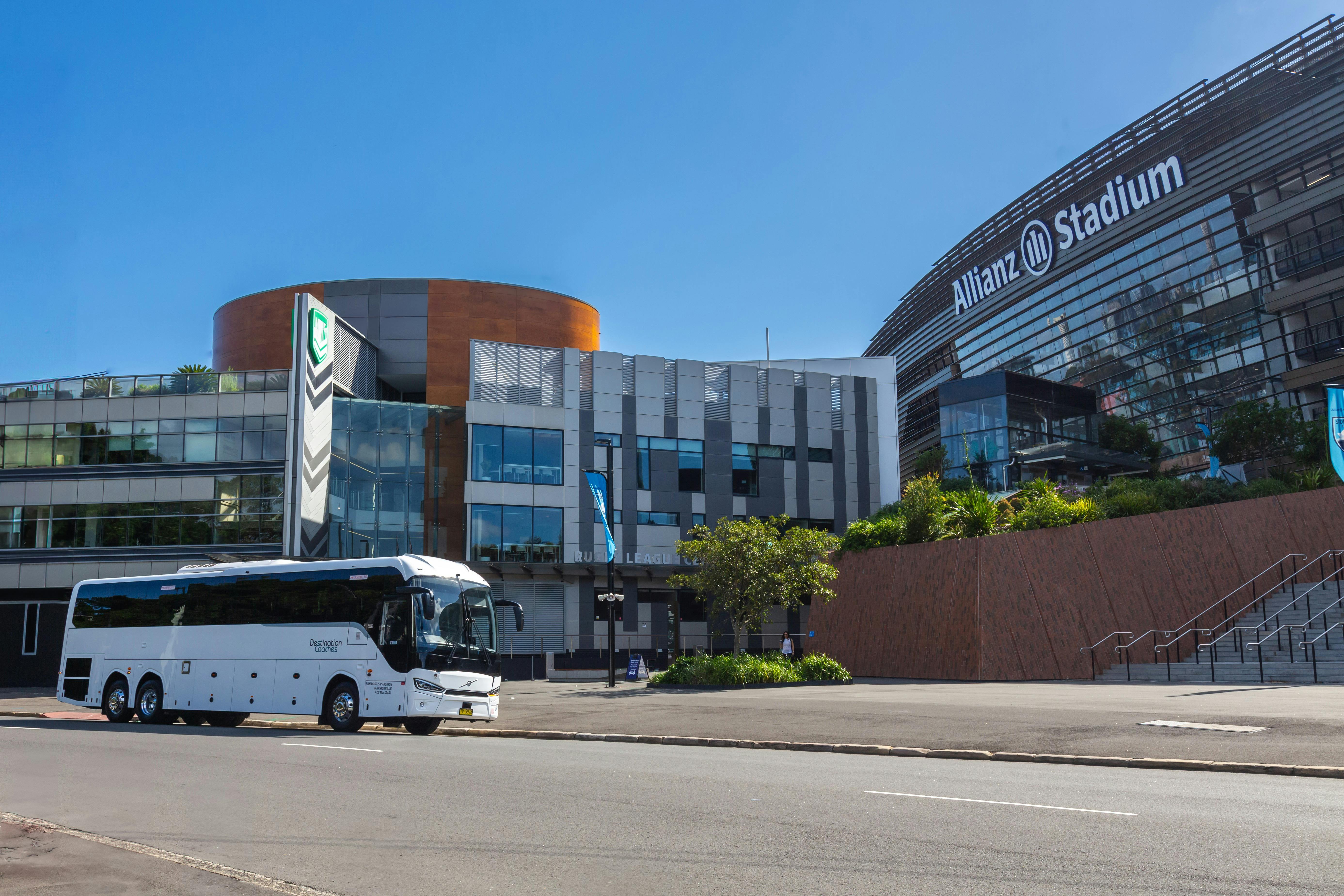 Luxus-Reisebus wartet in der Nähe eines Veranstaltungsortes in der Stadt unter klarem blauen Himmel