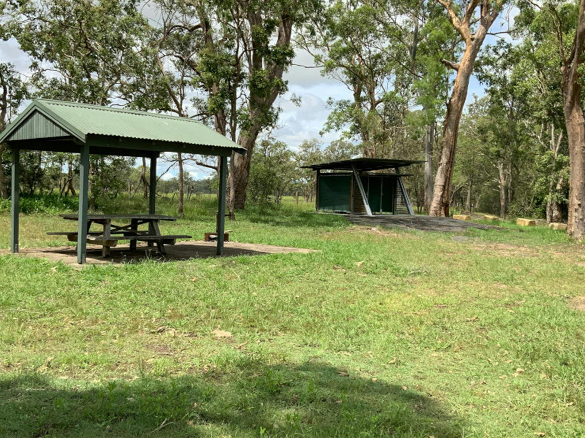 Picnic table and shelter at Bandahngan campground. Credit: Allan Goodwin &copy; DCCEEW