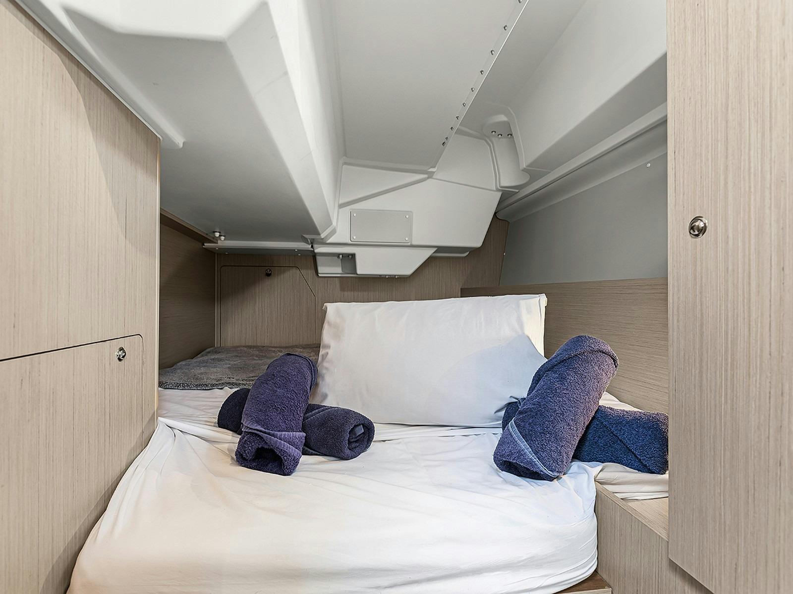 Beneteau 38.1 - Port aft cabin