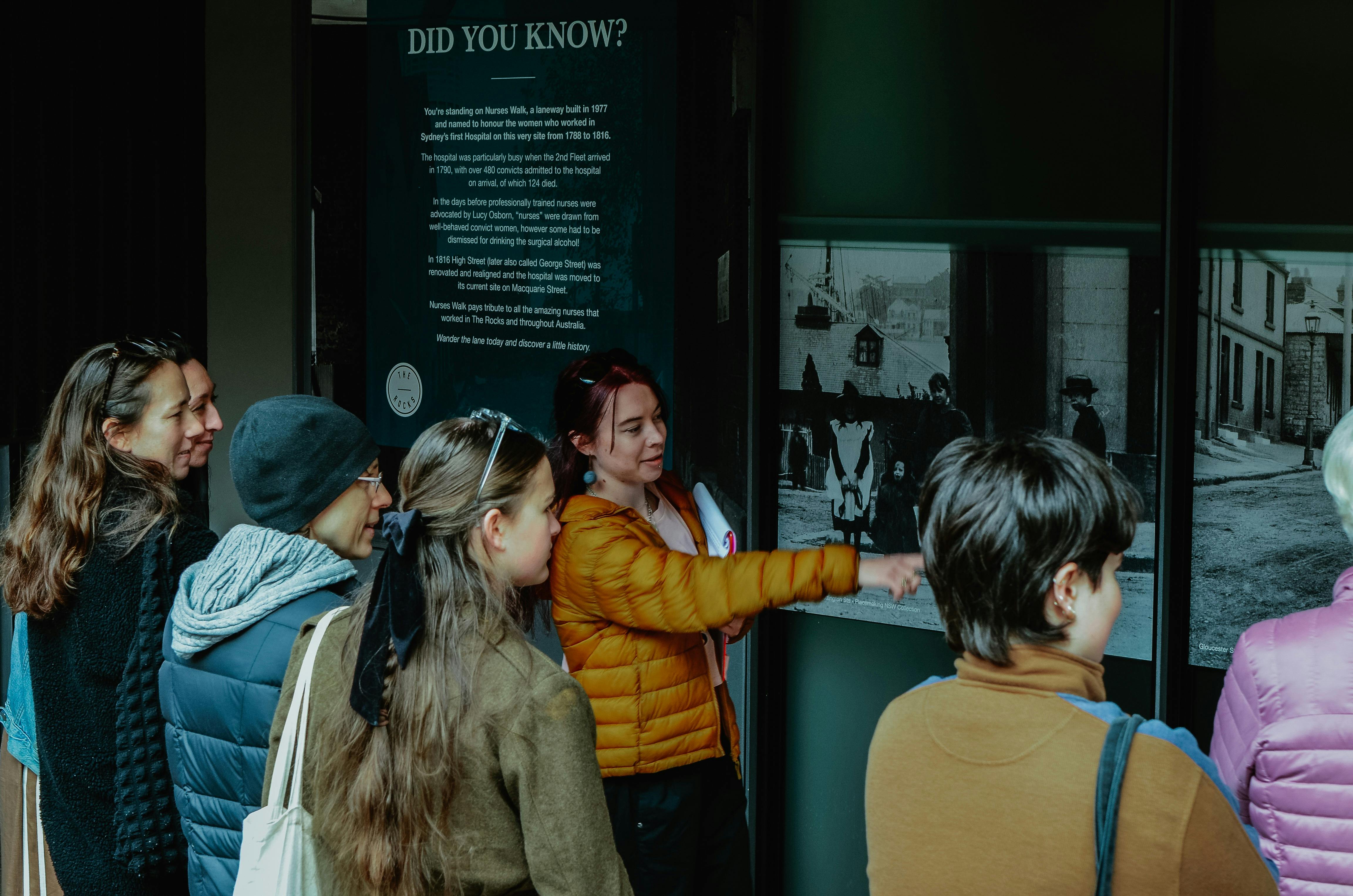 Local guide in Sydney walking with group