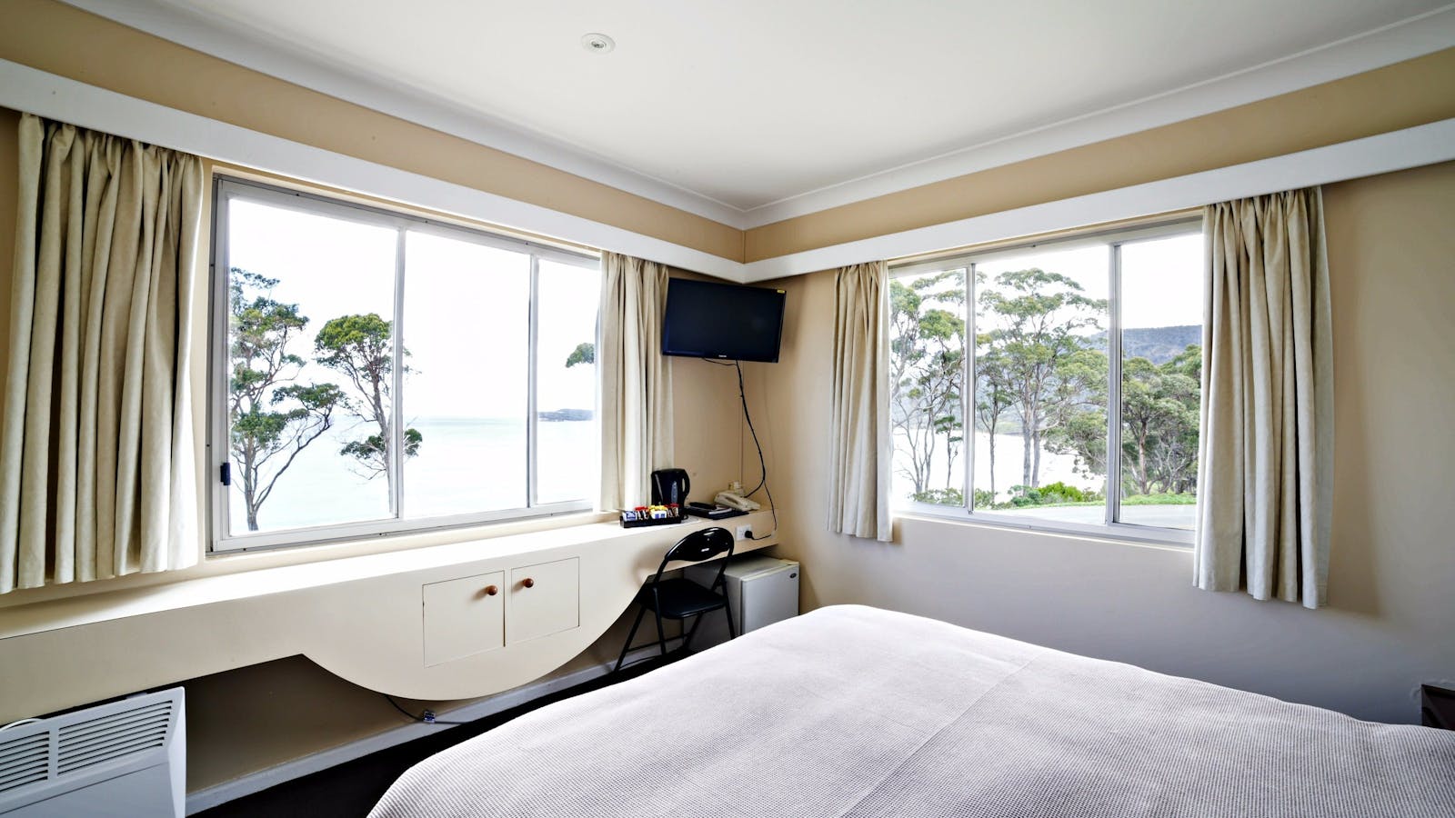 Queen Waterview Room