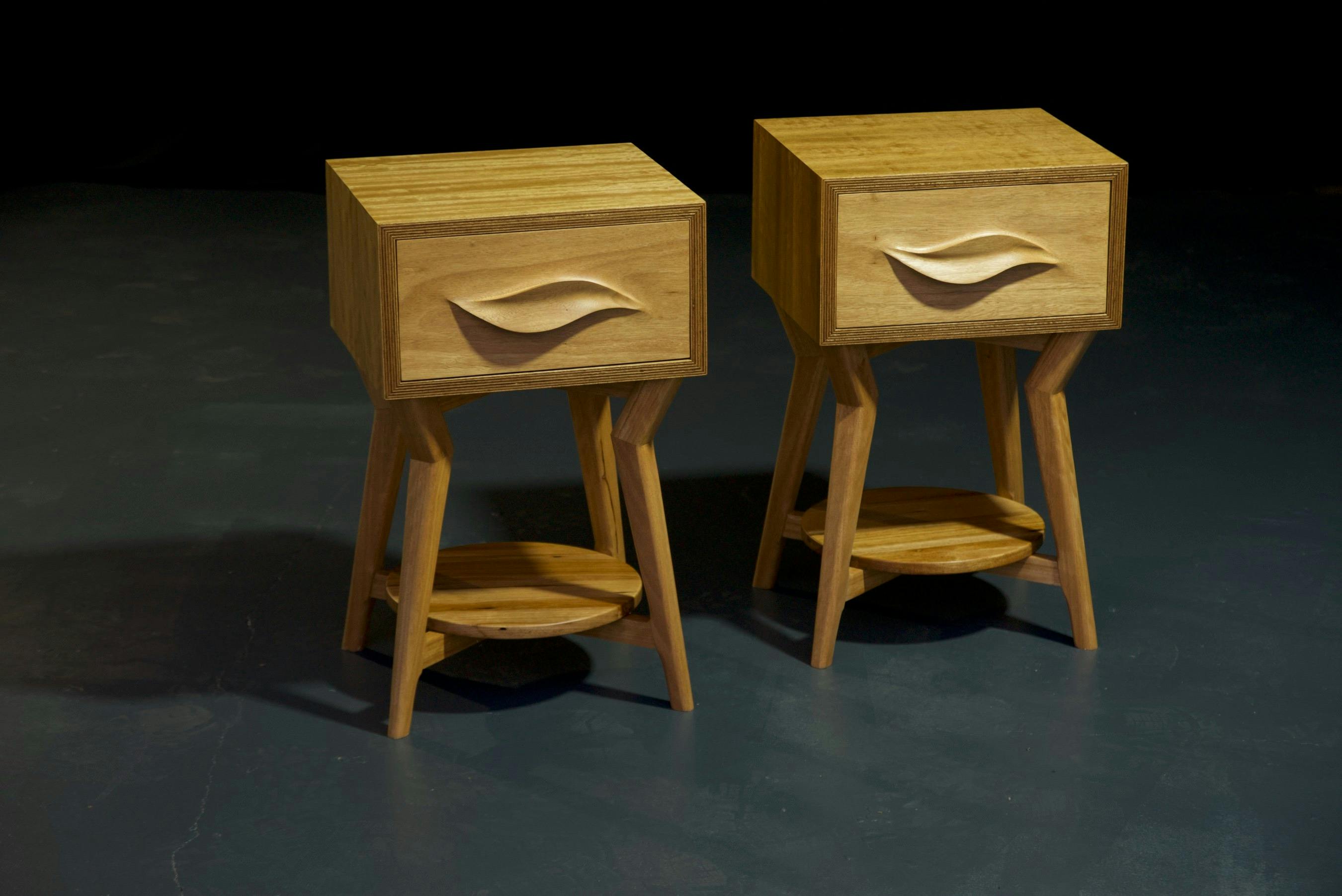 ベッドサイドテーブル