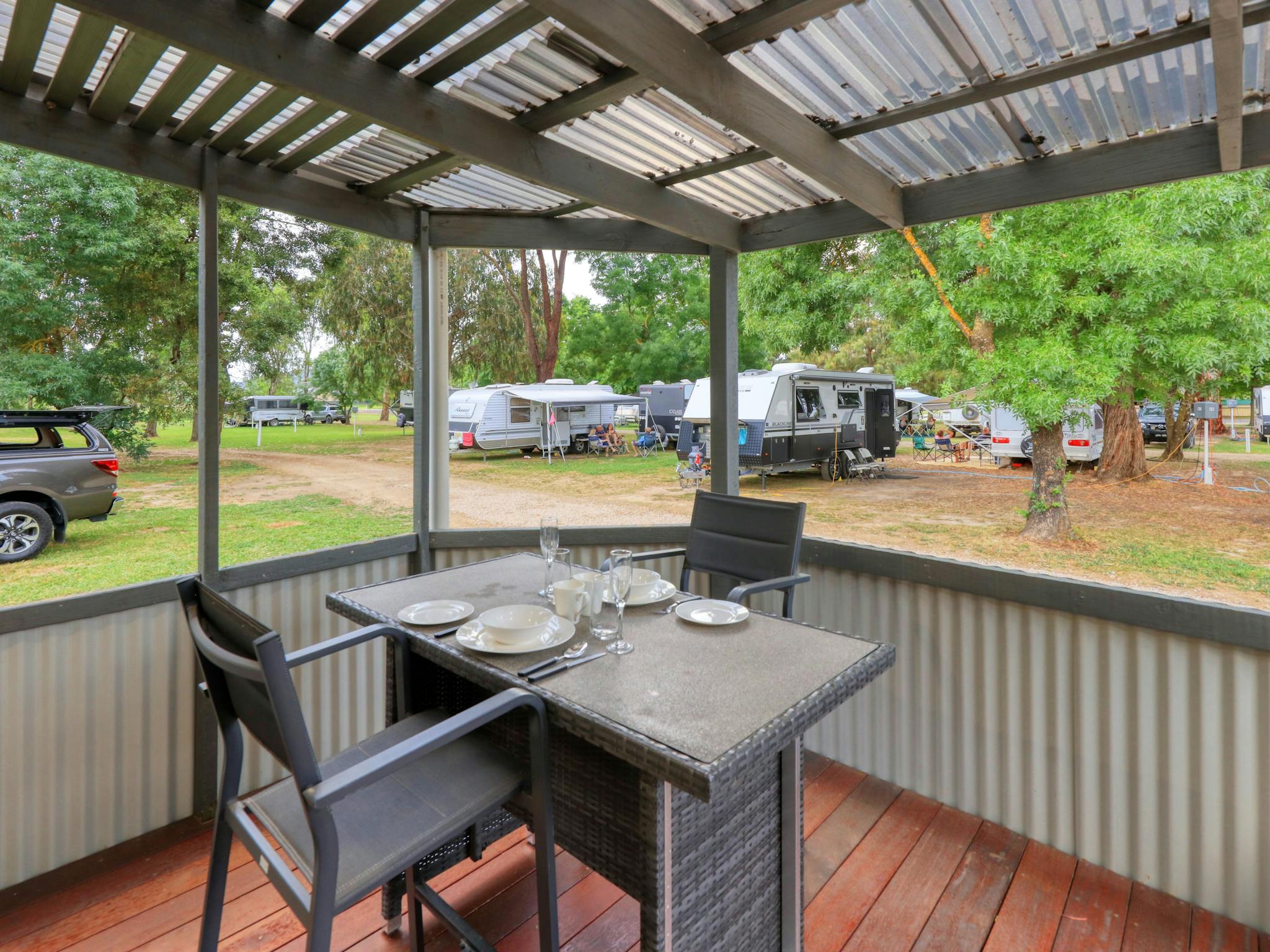 Deluxe Cabin - 1 bedroom - covered veranda with outdoor dining setting