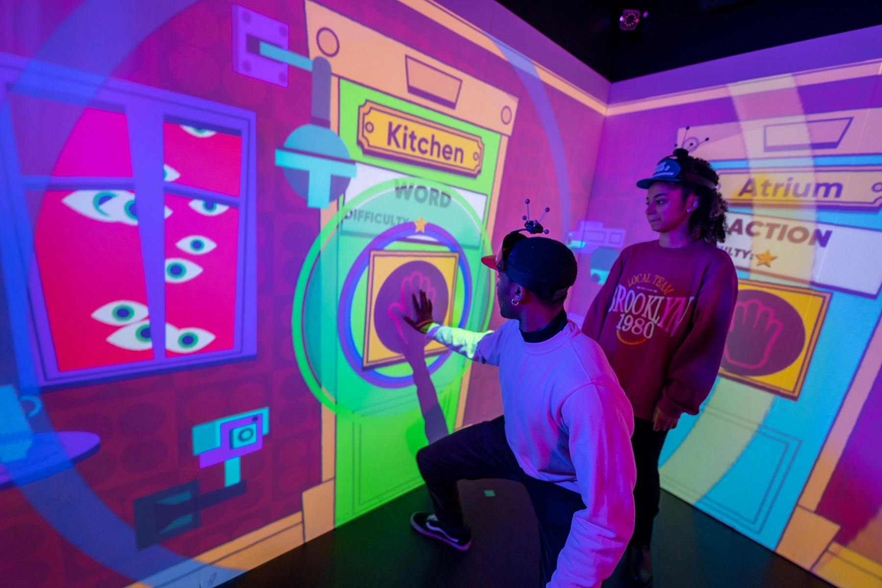 兩個年輕人觸摸互動牆