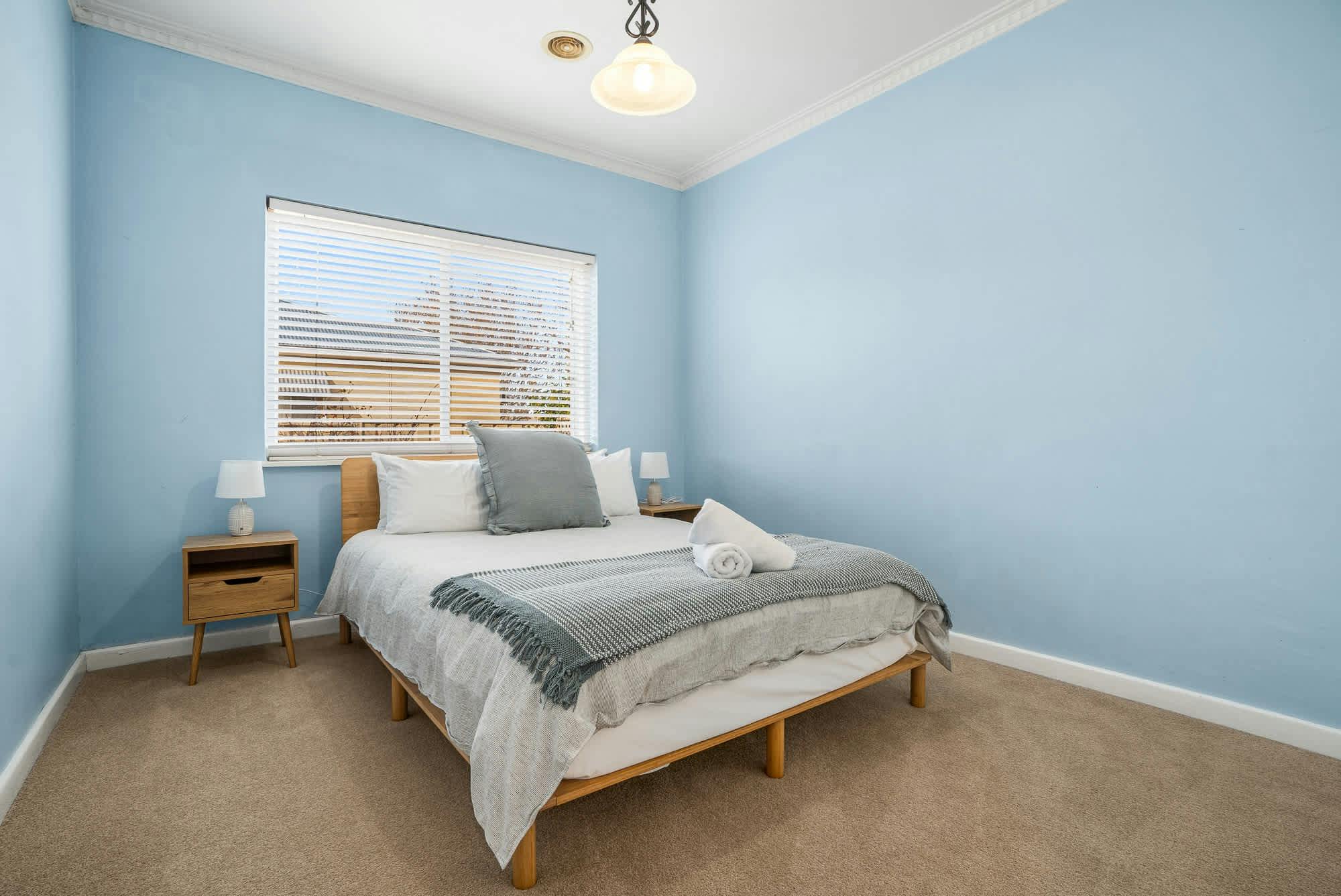 침실의 파란색 벽과 장식