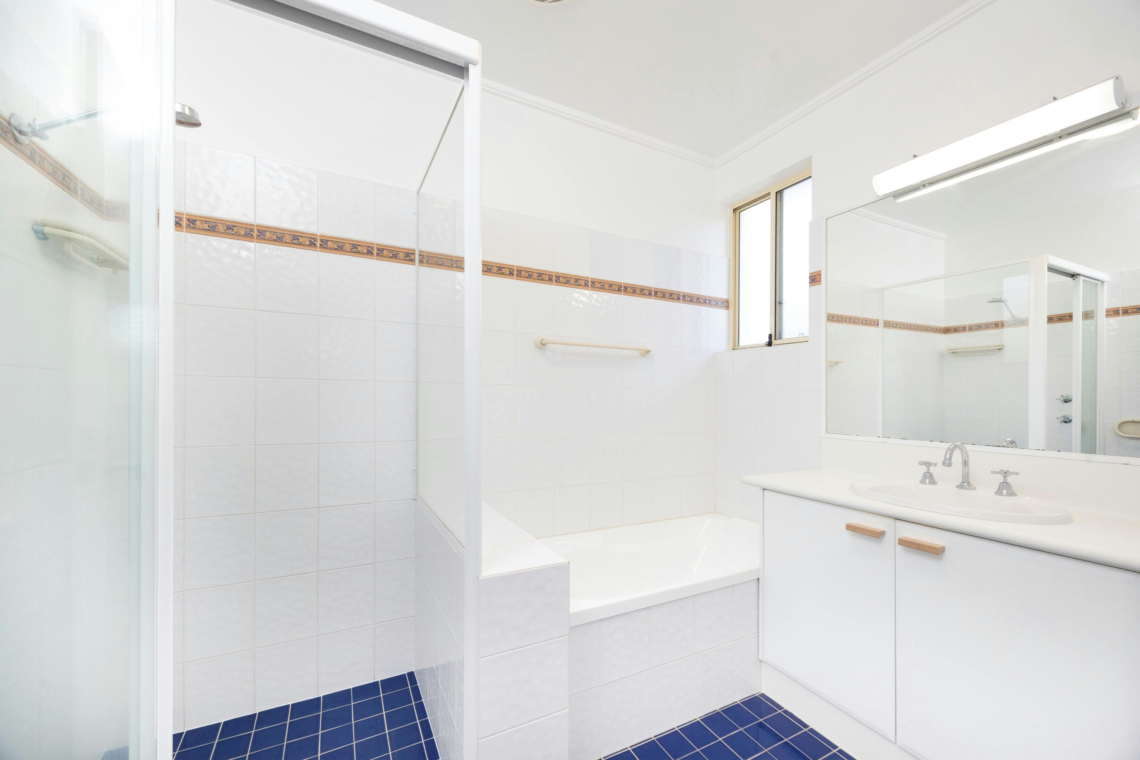 Badezimmer mit separater Badewanne und Dusche