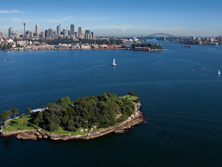 Sydney Harbour and Be-lang-le-wool (Clark island, National Park).