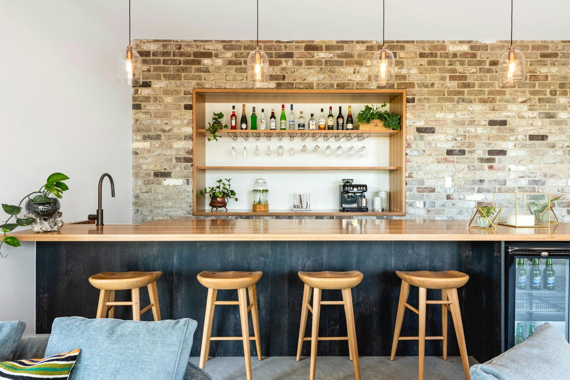 Expansive cocktail bar to relax and watch the sunset