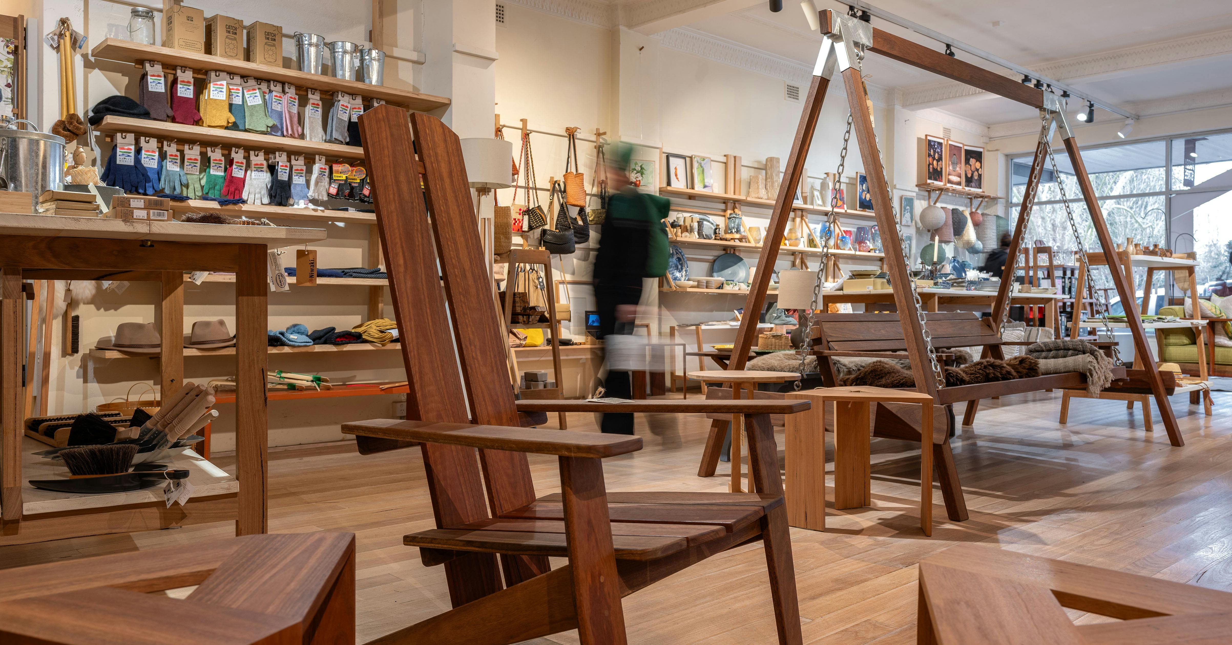 Mossy Store Moss Vale 店内陈列着手工制作的家具和家居用品。