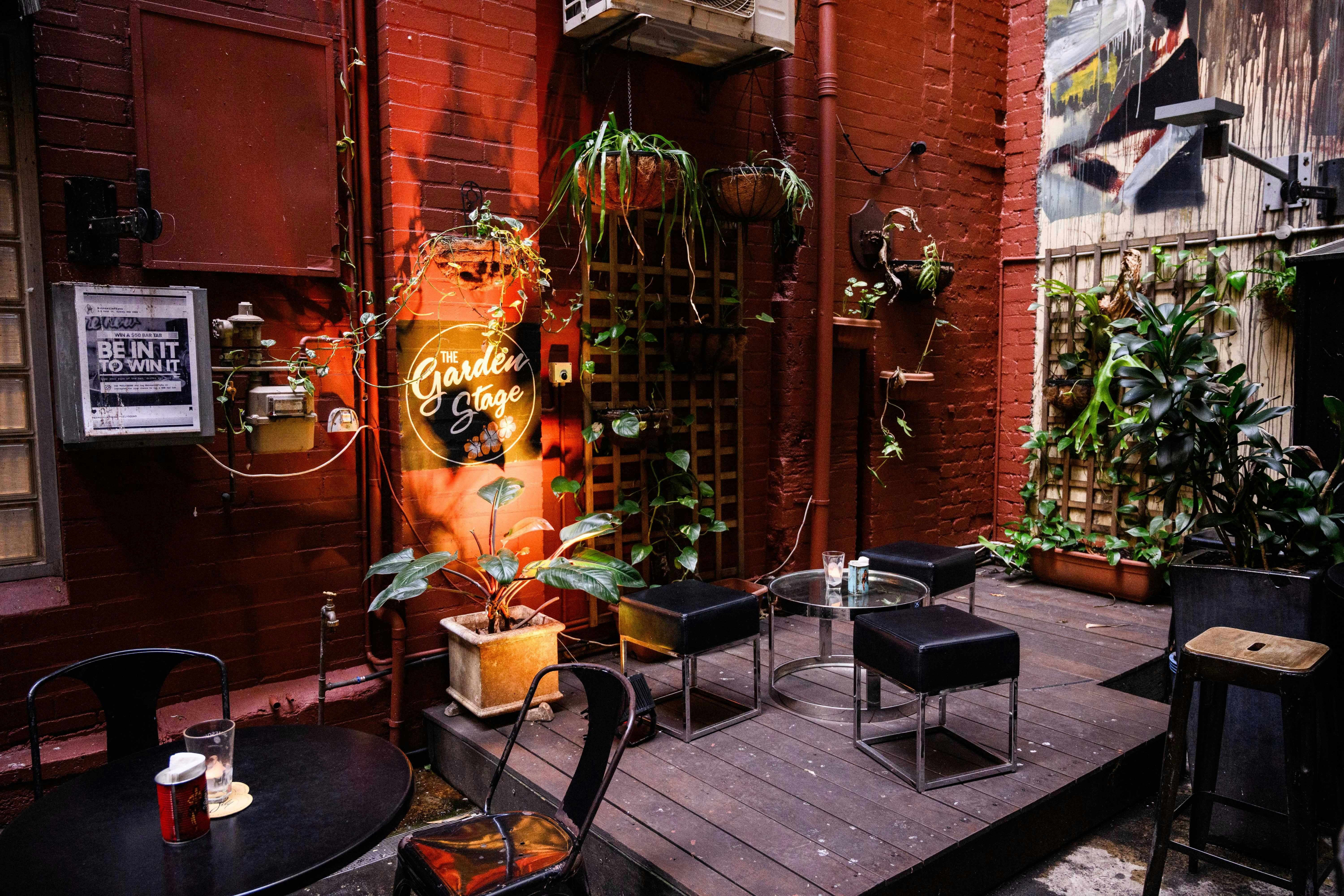一個小舞台上標有“花園舞台”，上面懸掛著植物，還有五彩繽紛的燈光。