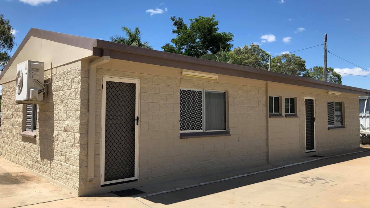 Studio Units, open plan large rooms with  Kitchen and oven and full size fridge. Air con and Ensuite