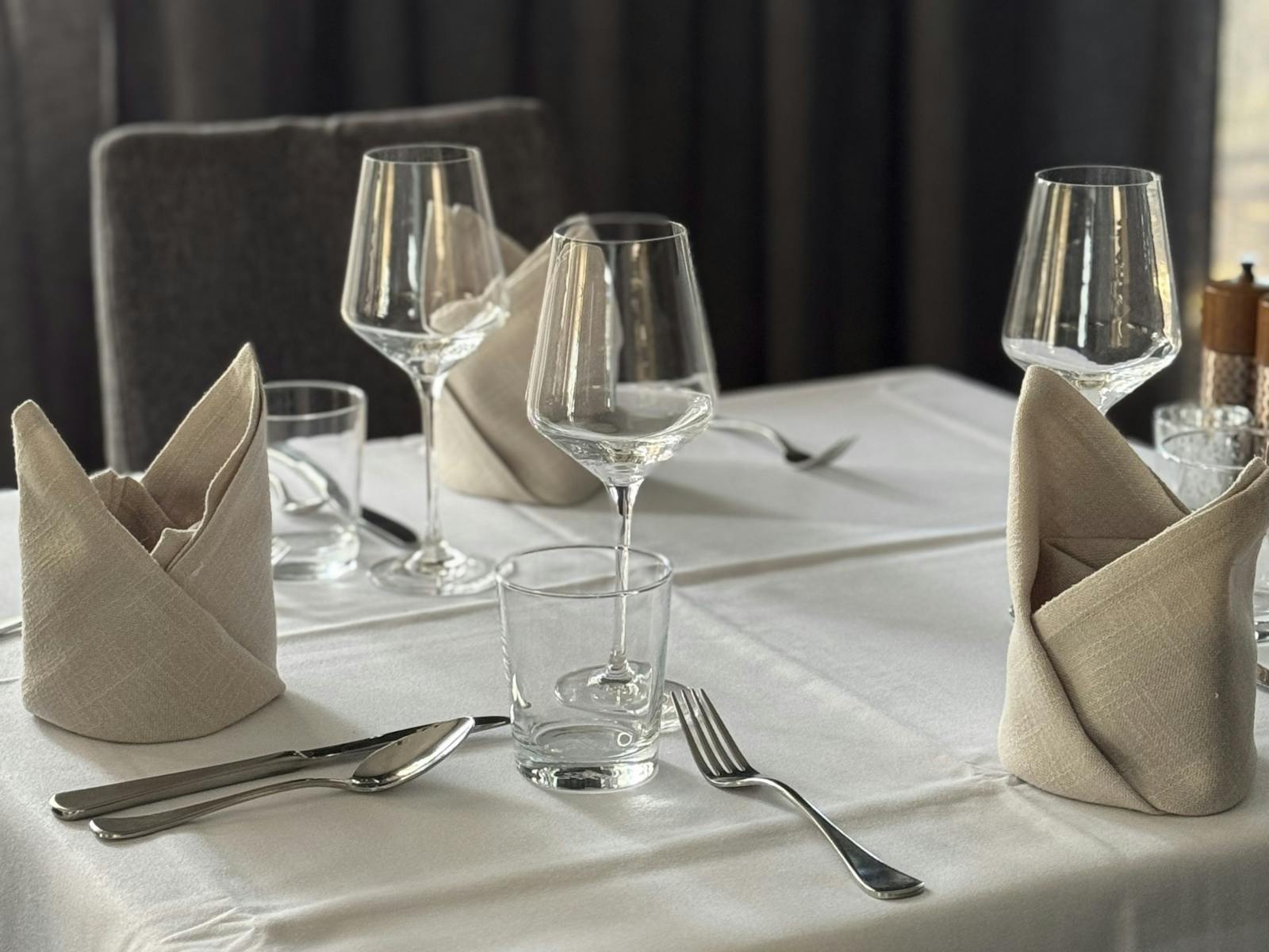 White table cloth