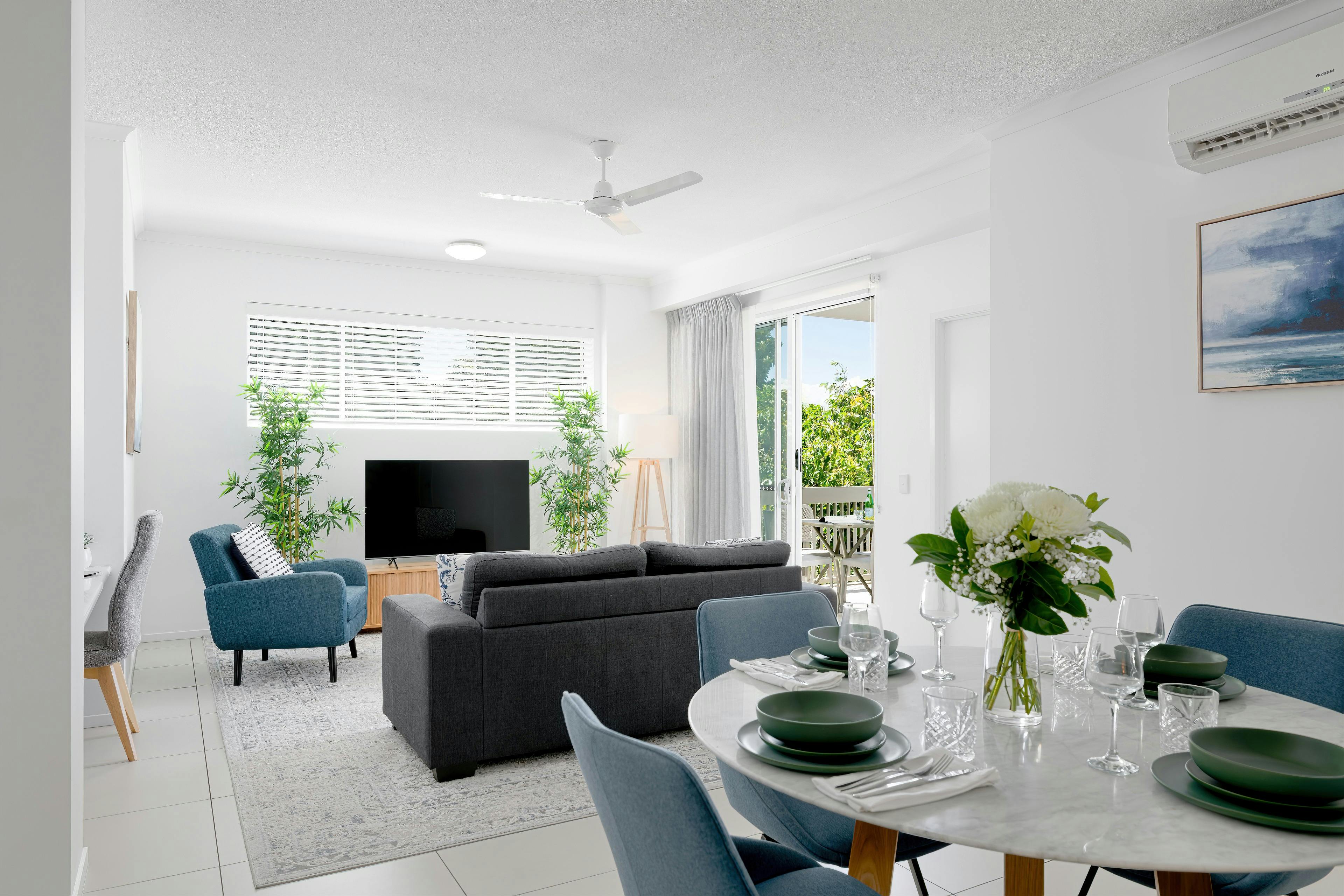 Lounge & Dining Area