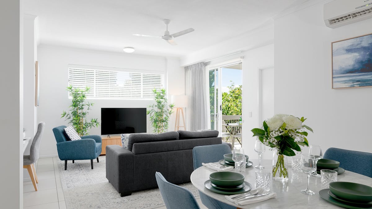Lounge & Dining Area