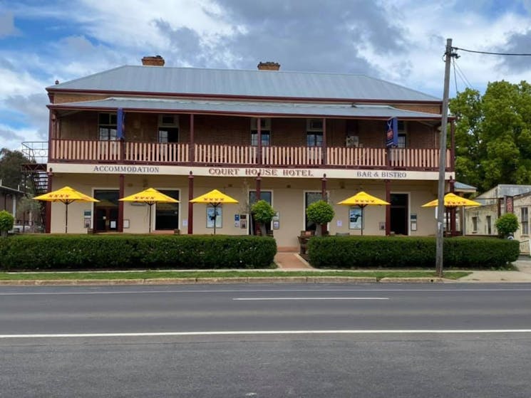 External view of the Court House Hotel Mudgee