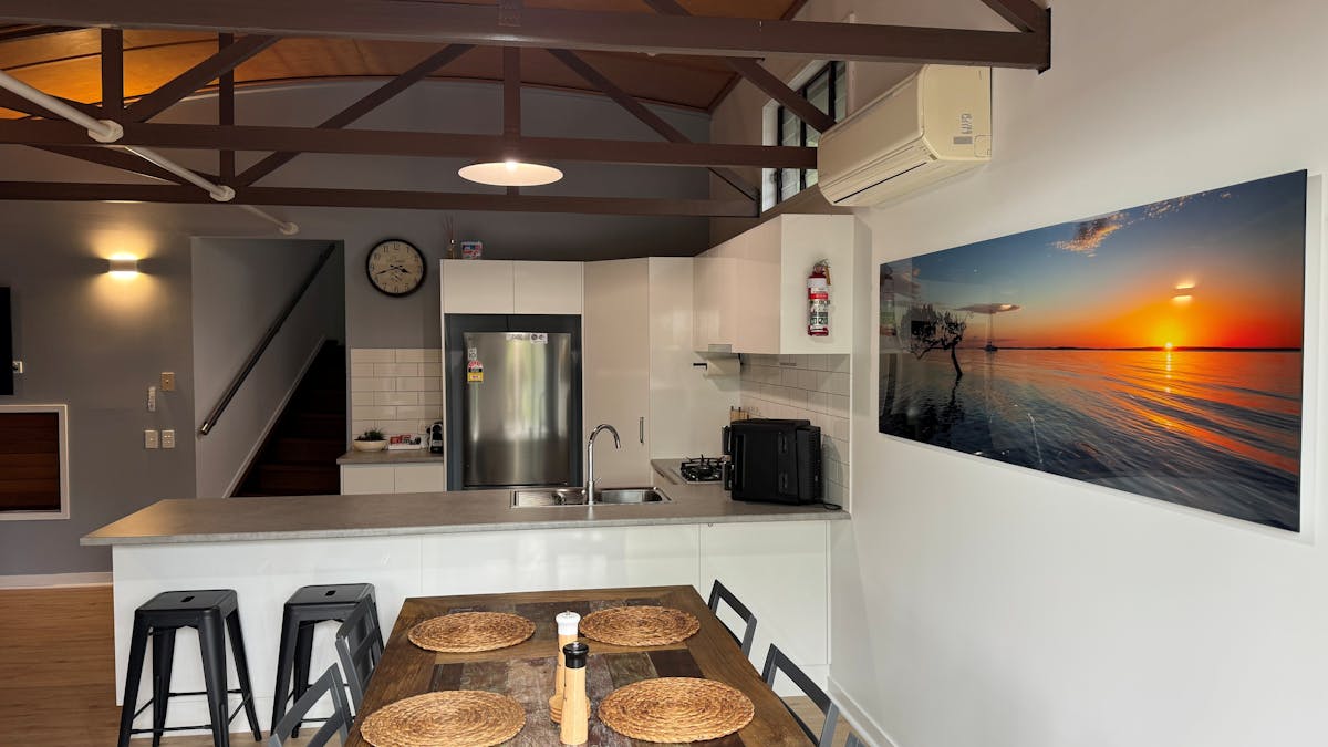 Dining / Breakfast Bar