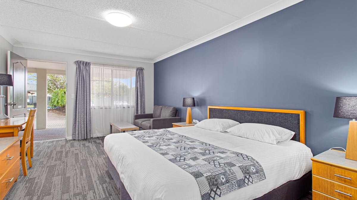 king bed airconditioned crockery cutlery microwave ensuite undercover parking at door