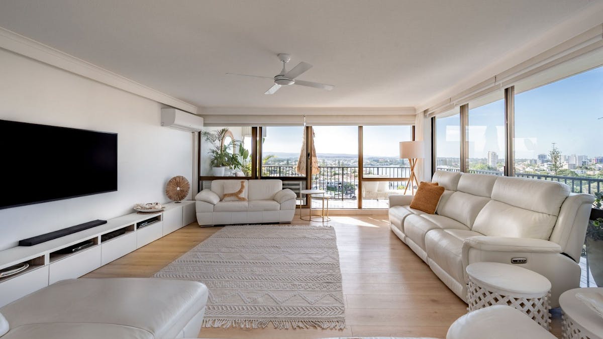 2 bedroom unit Surfers Paradise - lounge