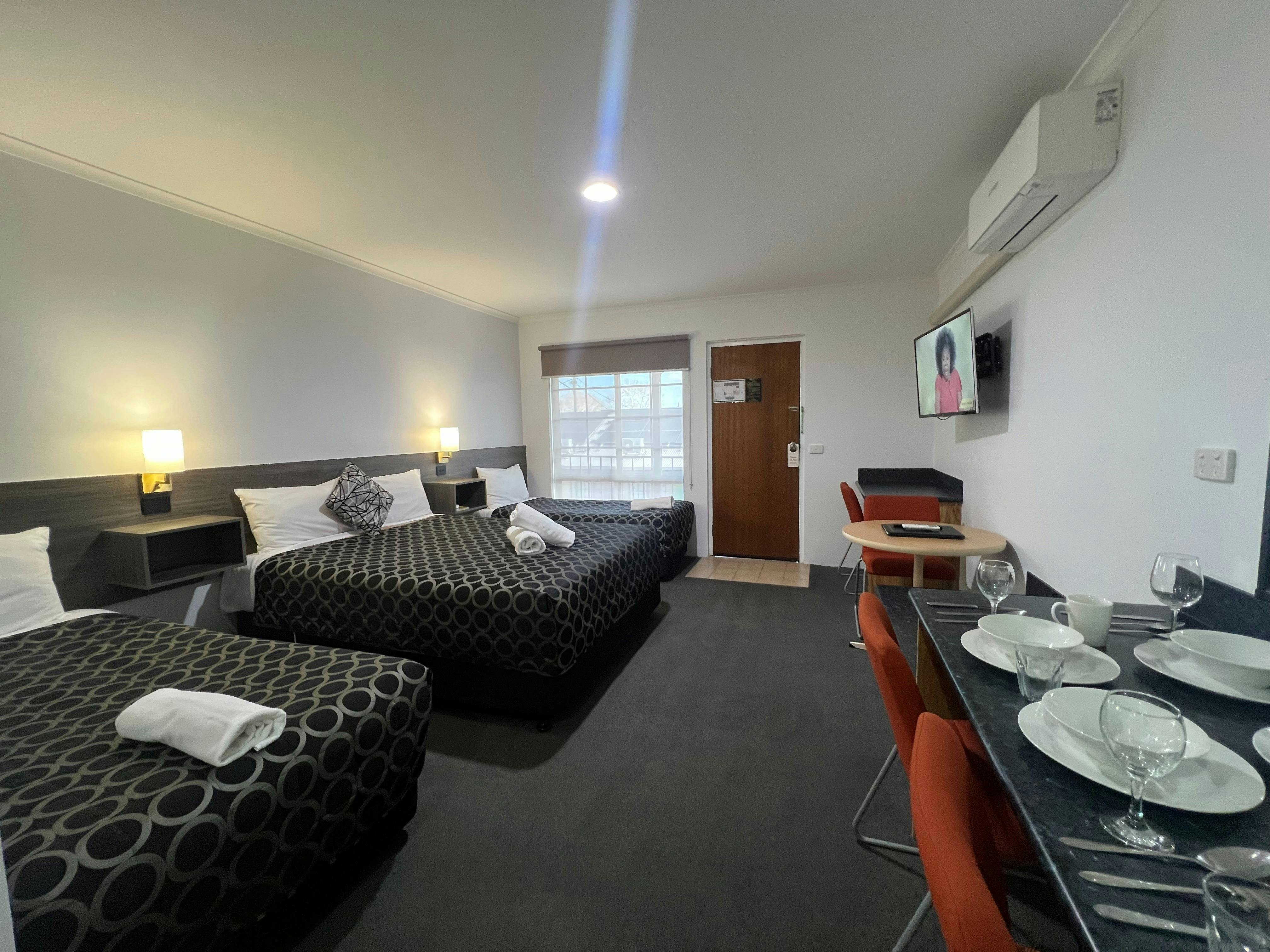 One Queen bed and Two Single bed