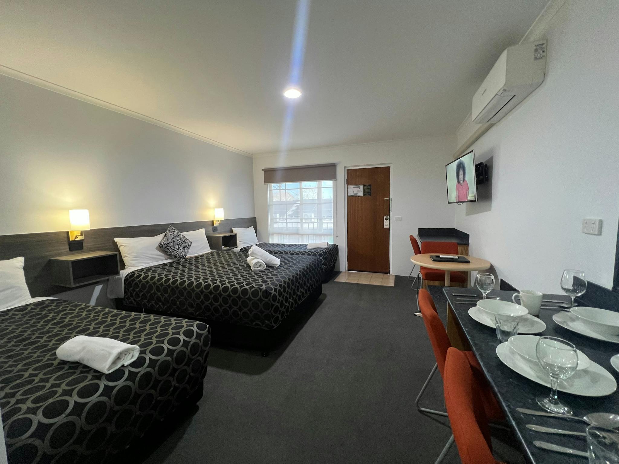 One Queen bed and Two Single bed