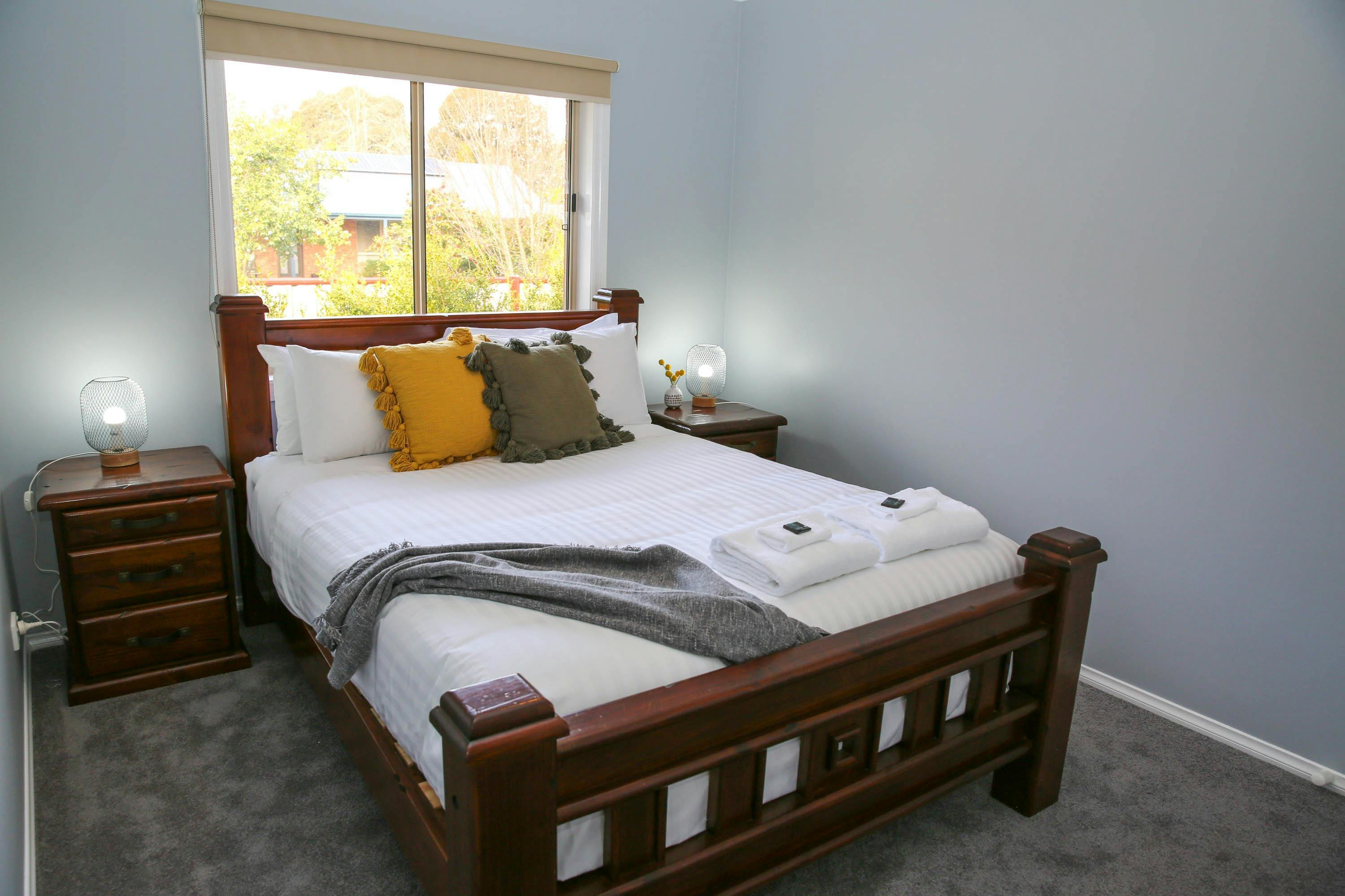 Queen Bedroom 3 - Pet friendly Group Family Bright Accommodation