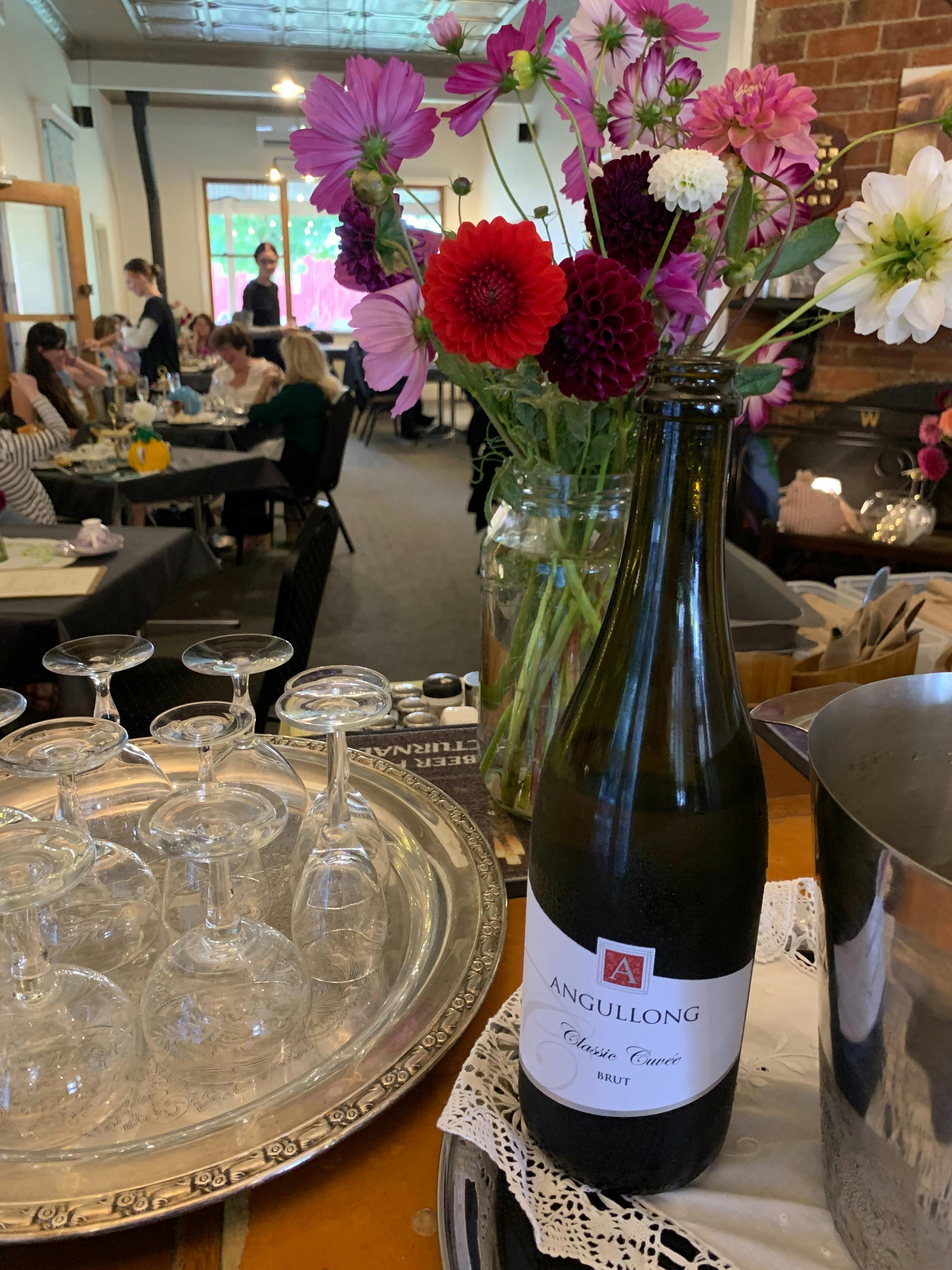 꽃 앙굴롱 스파클링 와인 한 병 그리고 잔