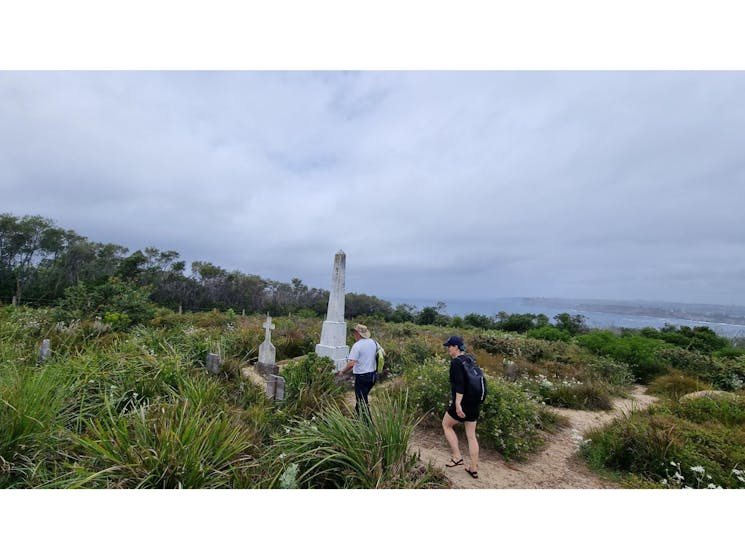 With your very own Sydney city tour guide leading the pack, this hiking tour will explore iconic coa