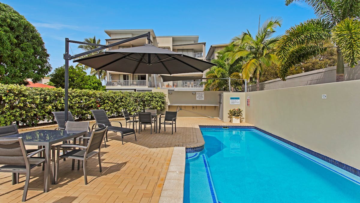 Outdoor salt water pool with spa ledge
