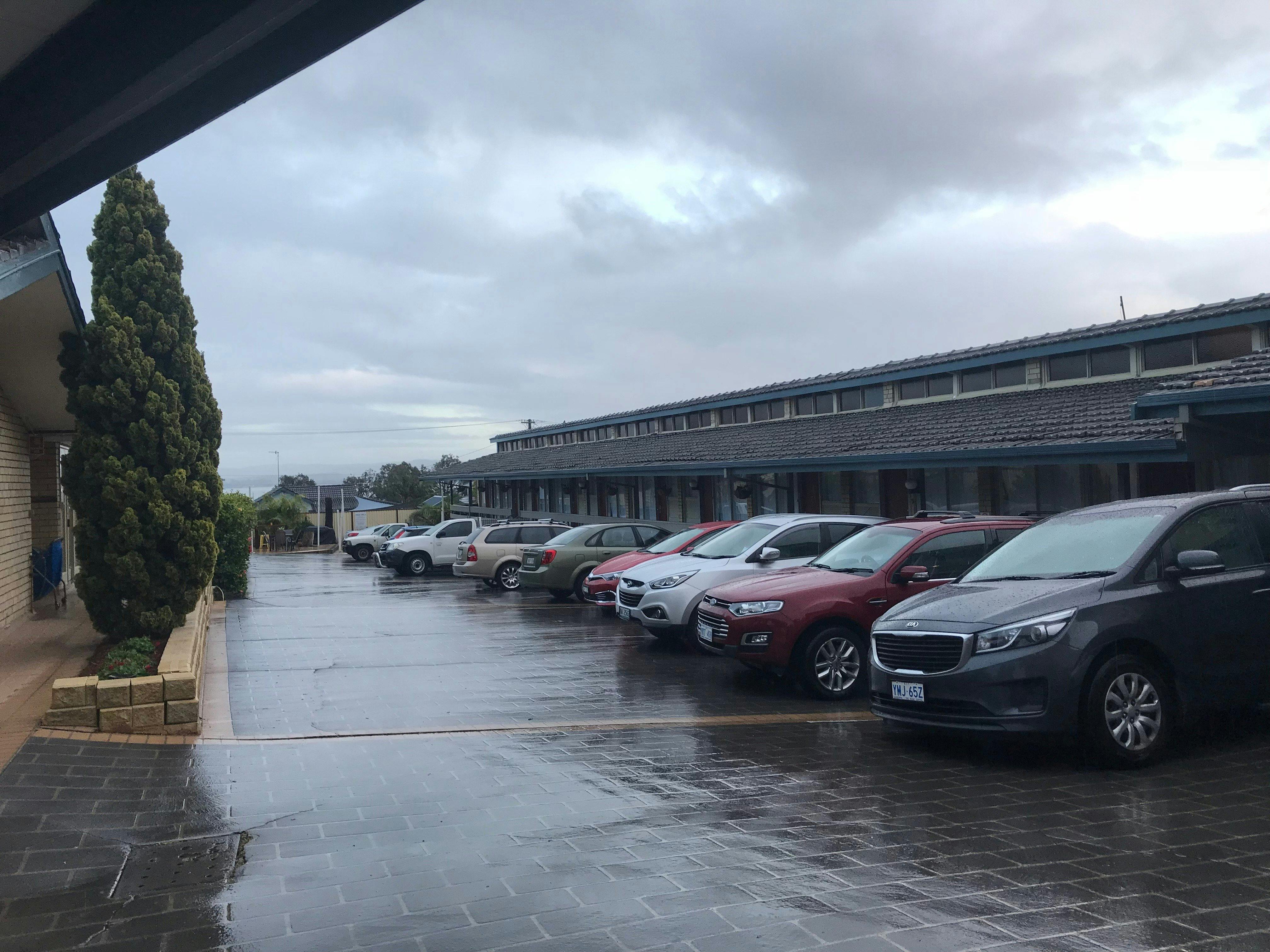 所有房間前的專用免費停車場